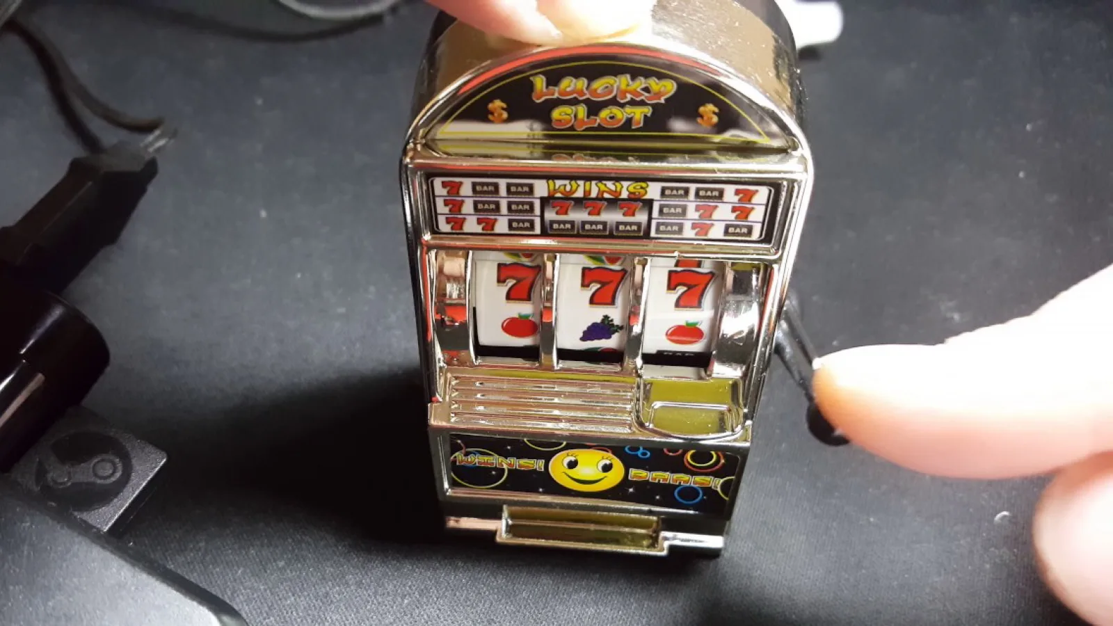 Acesta ar putea fi noul fidget spinner sau kendama: mini jucăria slot machine are preţ bun la GearBest.com