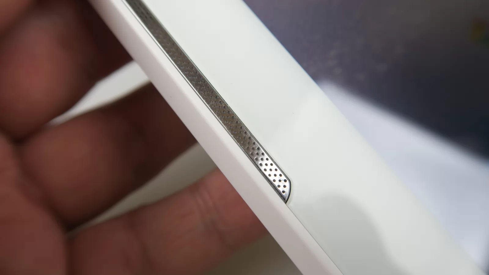 Acer Iconia One 10 (B3-A30): Multimedia stereo, cu volum bunicel