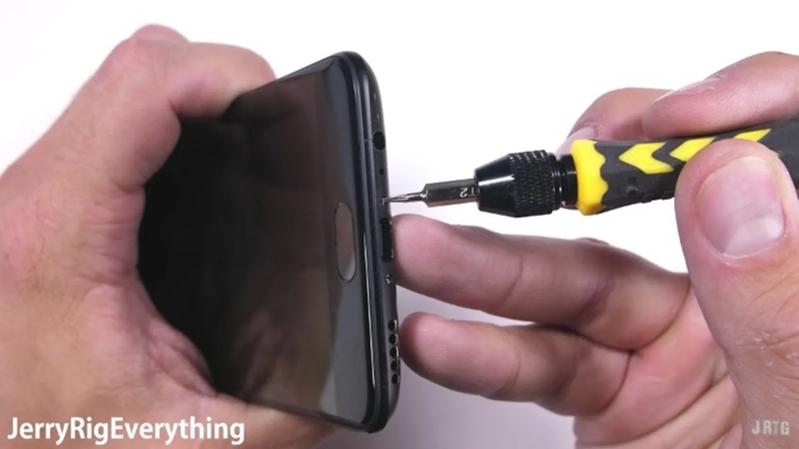 OnePlus 5 este disecat de JerryRigEverything, este ușor de reparat (Video)