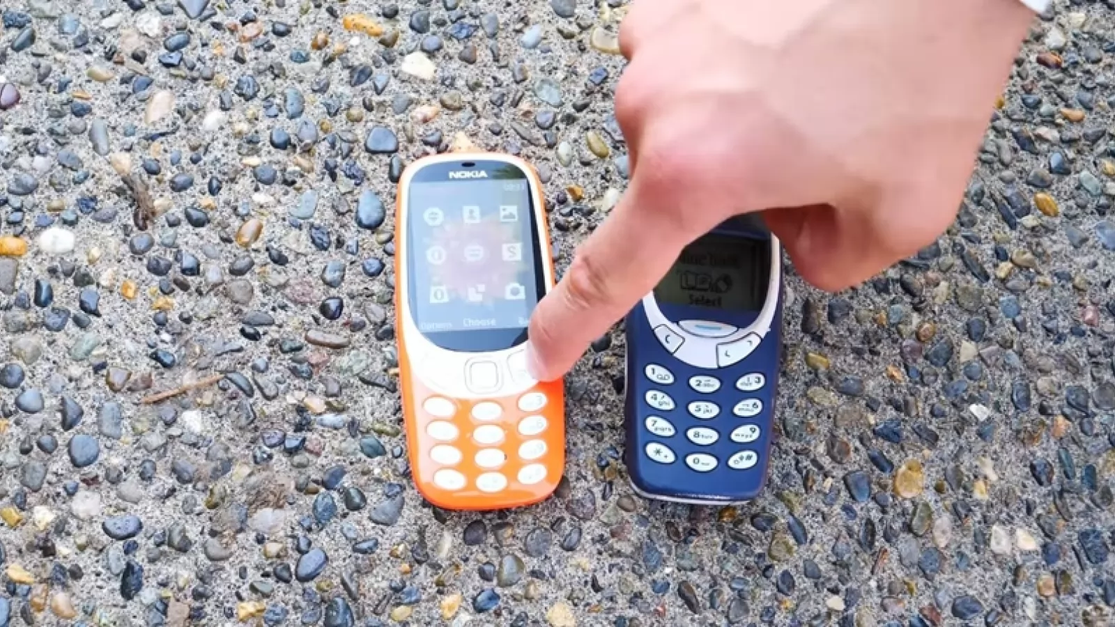 Drop test comparativ: Nokia 3310 versus Nokia 3310 (2017) - modelul cel nou se ţine foarte bine (Video)