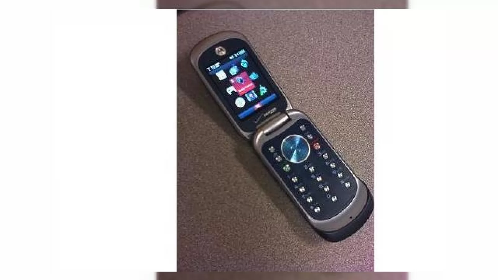Noi imagini cu telefoanele Motorola Blaze ZN4 si Rapture VU30