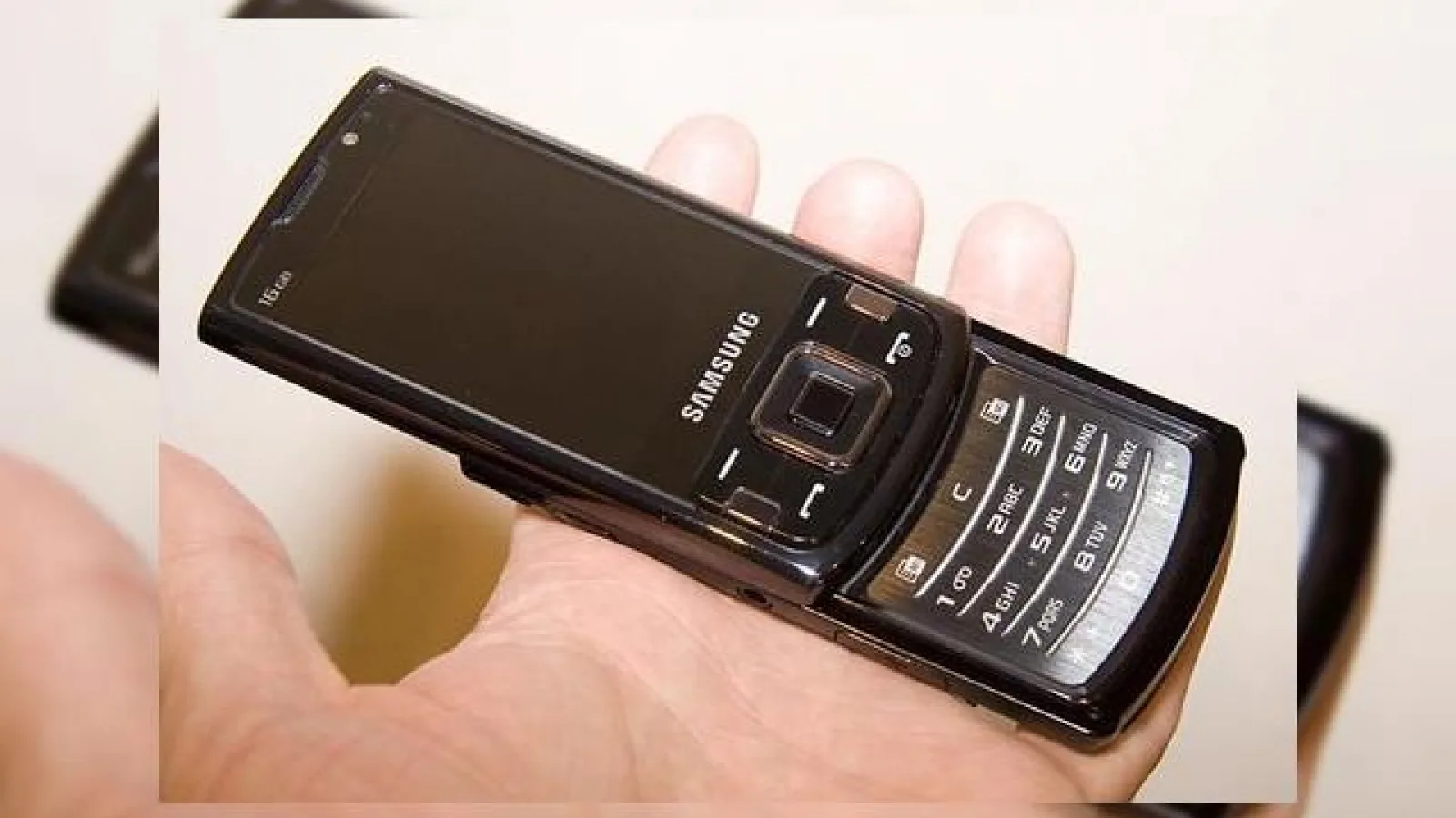 Telefonul Samsung i8510 Innov8, cu camera de 8 megapixeli, acum si in Europa