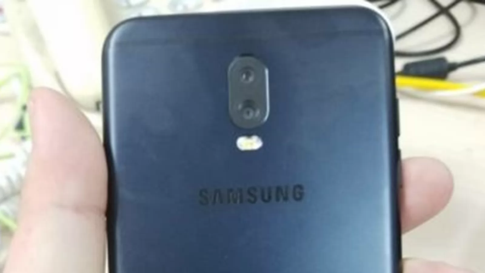 Samsung Galaxy J7 (2017) apare în noi imagini, în aceeaşi versiune cu camera duală în spate de zilele trecute