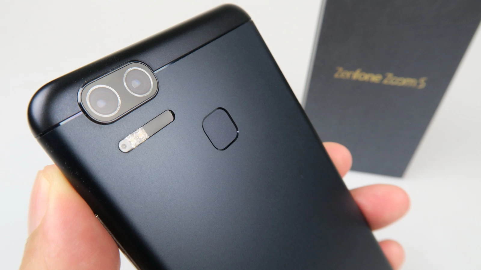 ASUS ZenFone Zoom S Unboxing: primul ZenFone cu cameră duală înghesuie o mega baterie într-o talie mică (Video)
