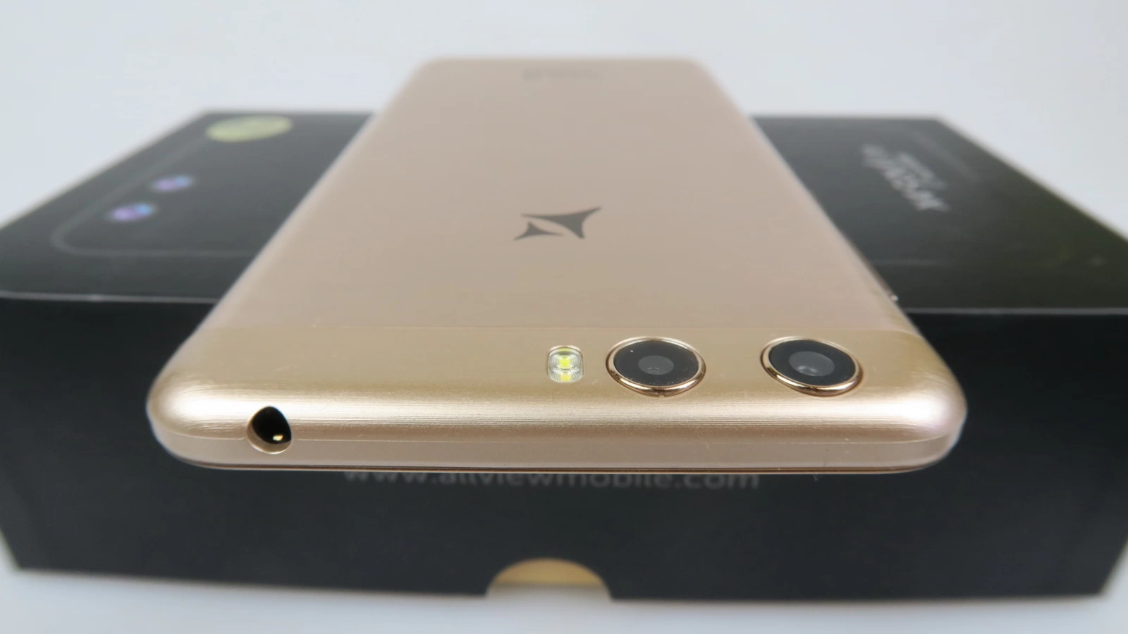 Allview X4 Soul Lite Unboxing: telefon accesibil cu cameră duală şi Bokeh, gata să ajungă la concurs (Video)