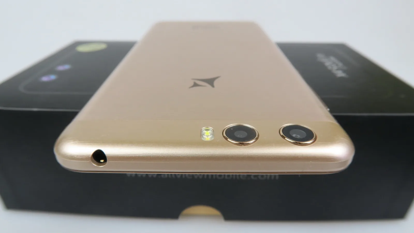 Allview X4 Soul Lite Unboxing: telefon accesibil cu cameră duală şi Bokeh, gata să ajungă la concurs (Video)