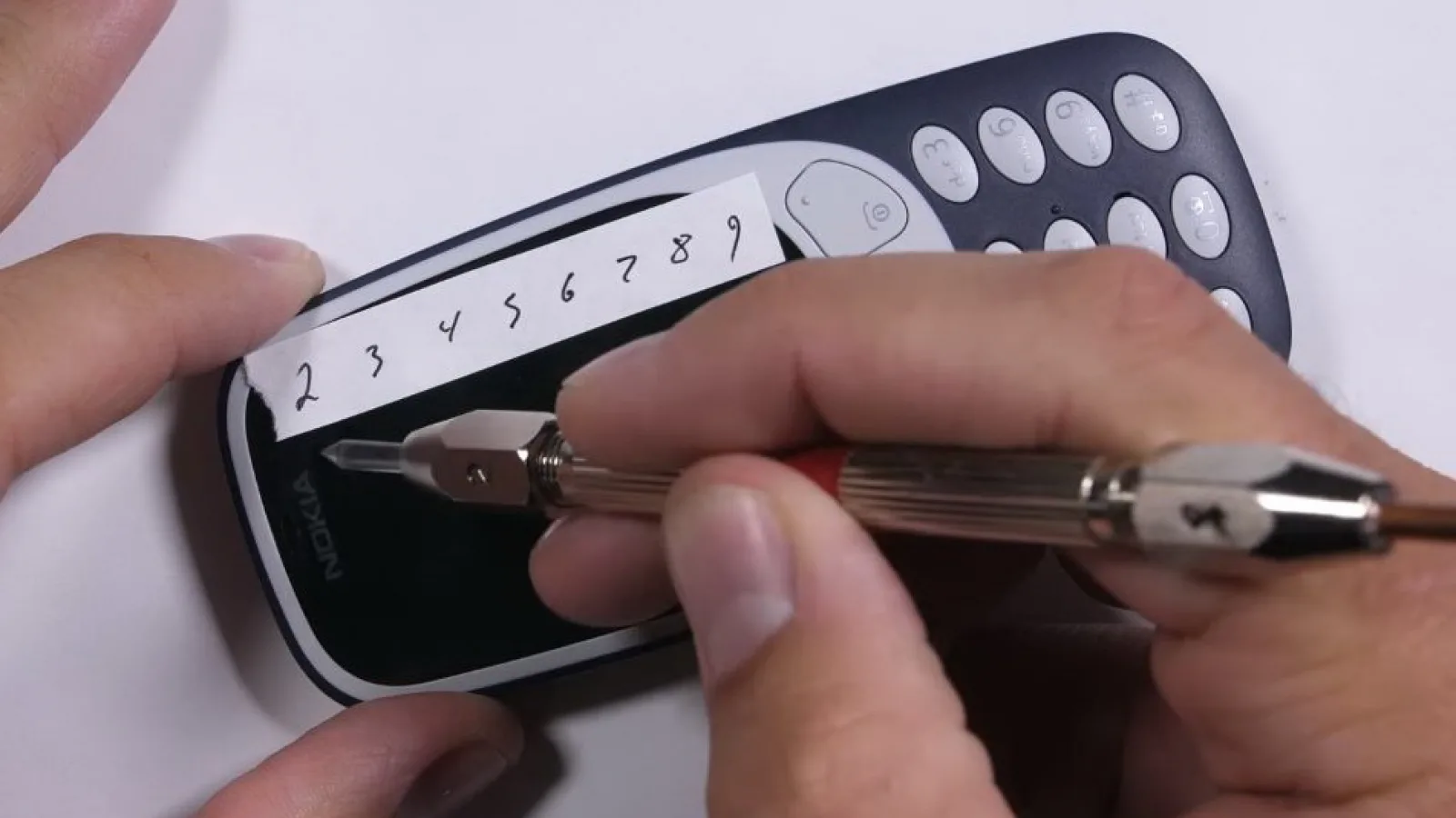 Nokia 3310 (2017) trece prin testele lui JerryRigEverything: zgâriat, ars şi îndoit, greu de ucis partea... 6