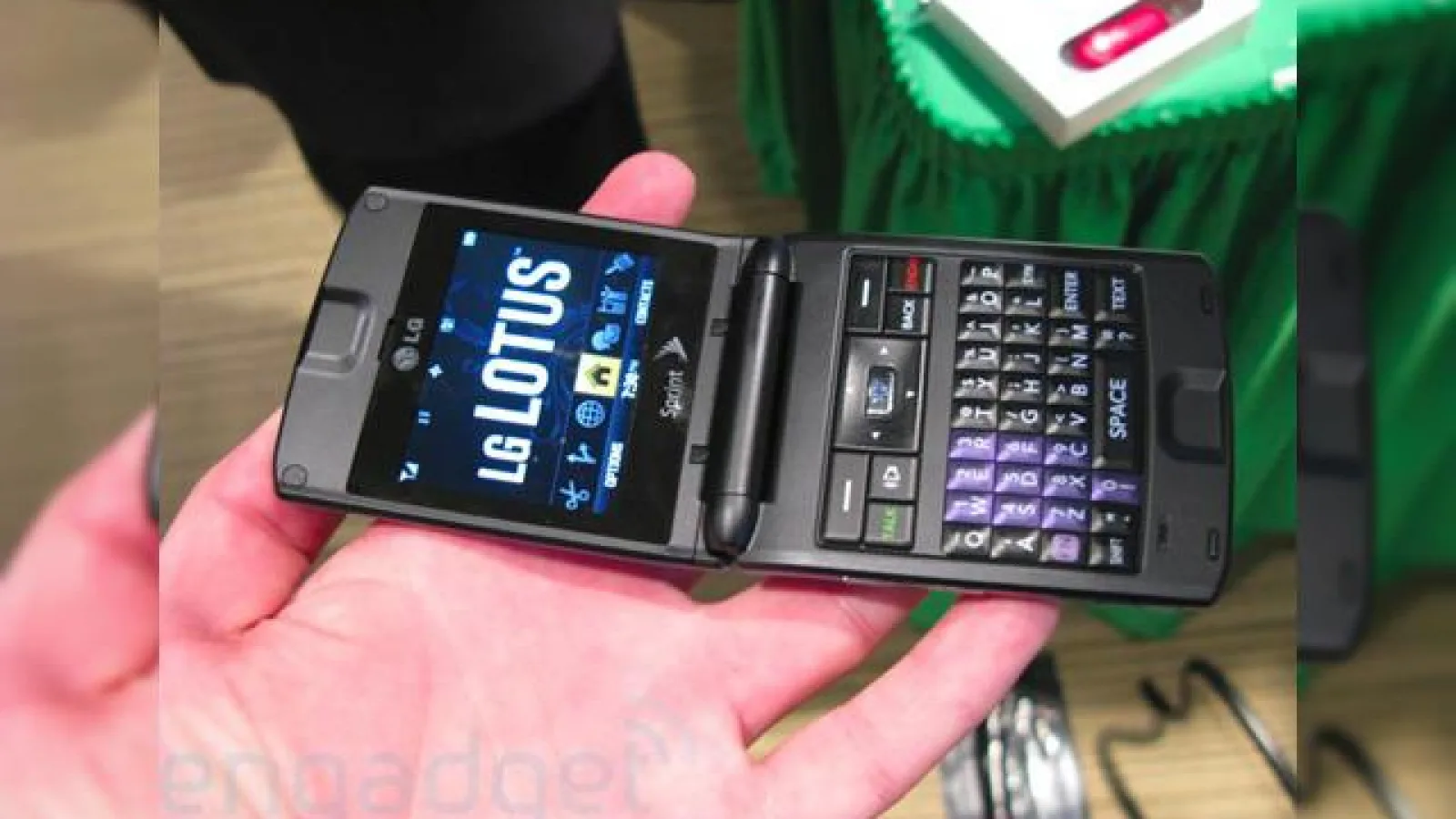 Experienta hands-on cu LG Lotus, telefon cu clapeta si tastatura QWERTY