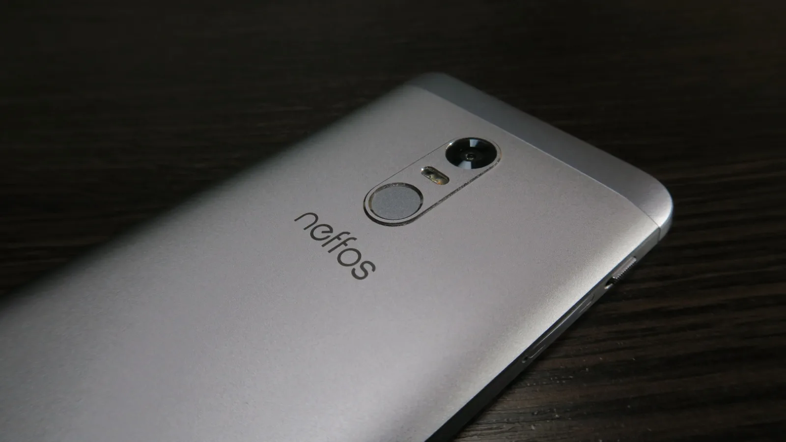 TP-Link Neffos X1: Design foarte compact, ca fulgul şi ca pana