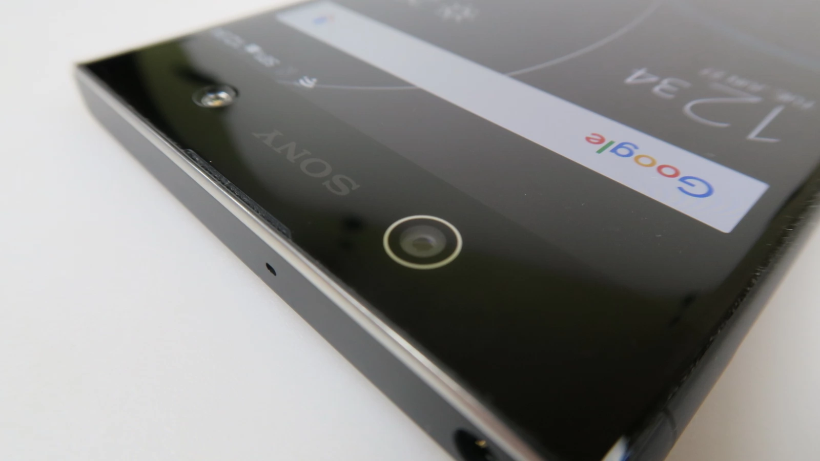 Sony Xperia XA1 Ultra: Design tipic Xperia, XXL, dar îngust