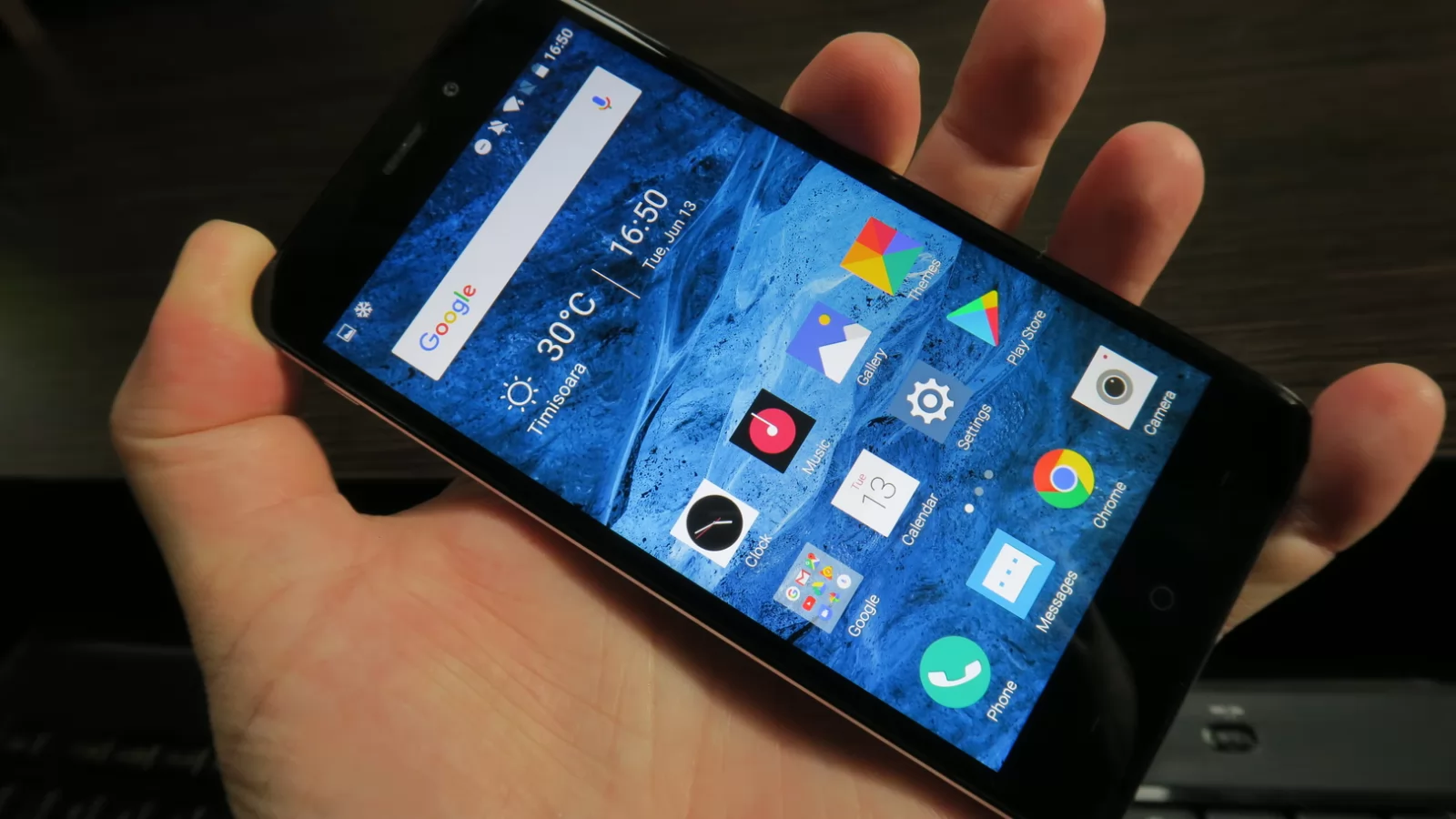 TP-Link Neffos X1: Display mic, compact şi destul de luminos