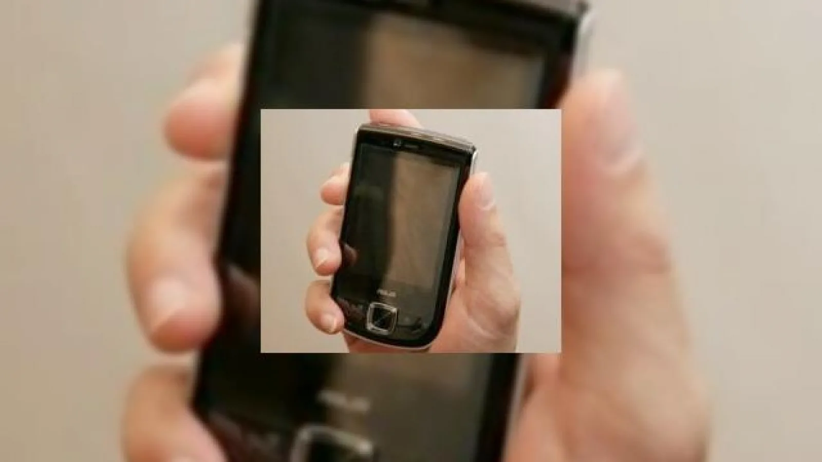 ASUS P565 - smartphone VGA Windows Mobile 6.1 cu procesor de 800 MHz
