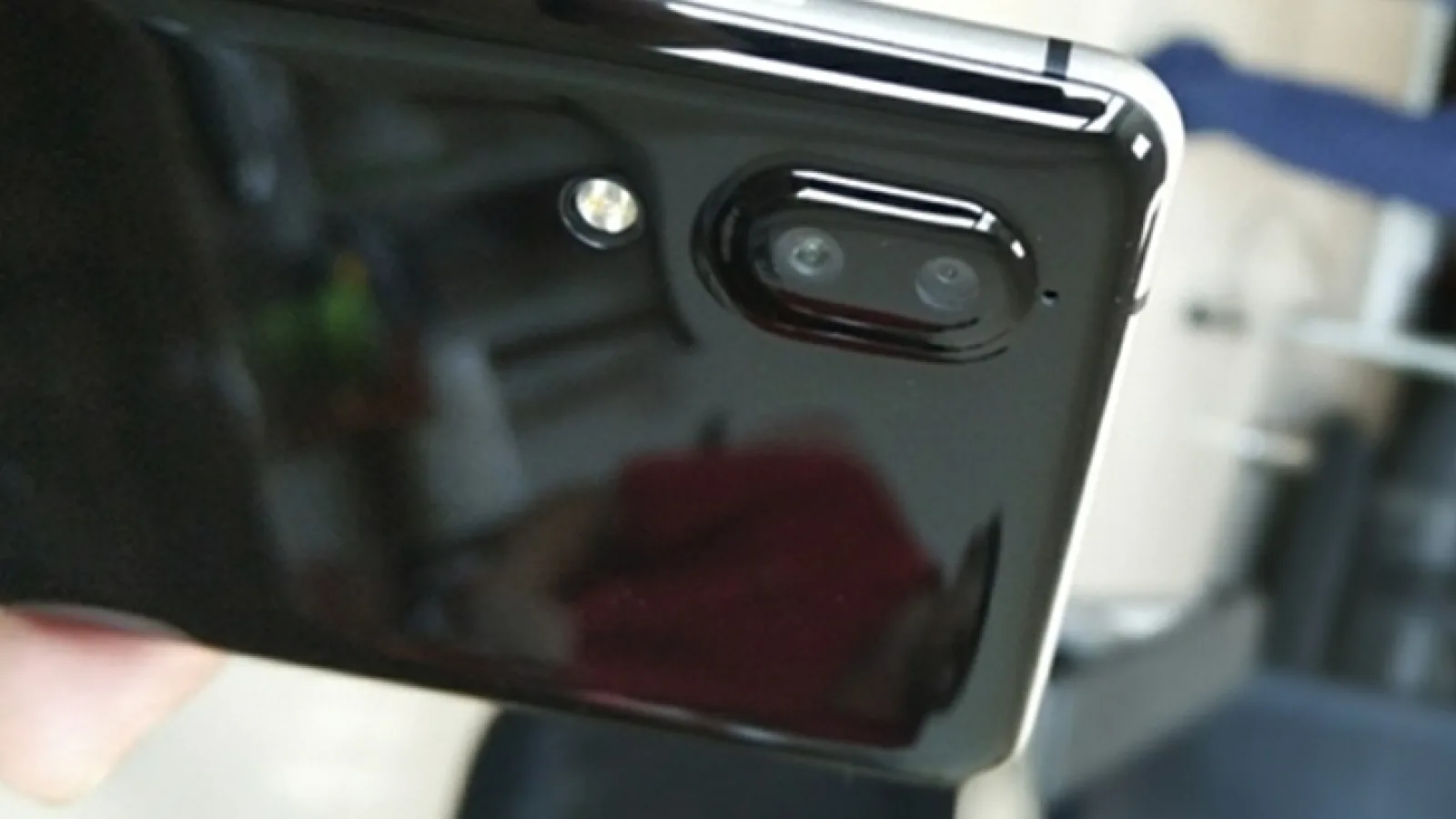 Sharp AQUOS S2 este fotografiat în varianta pe negru; vedem camera duală din spate