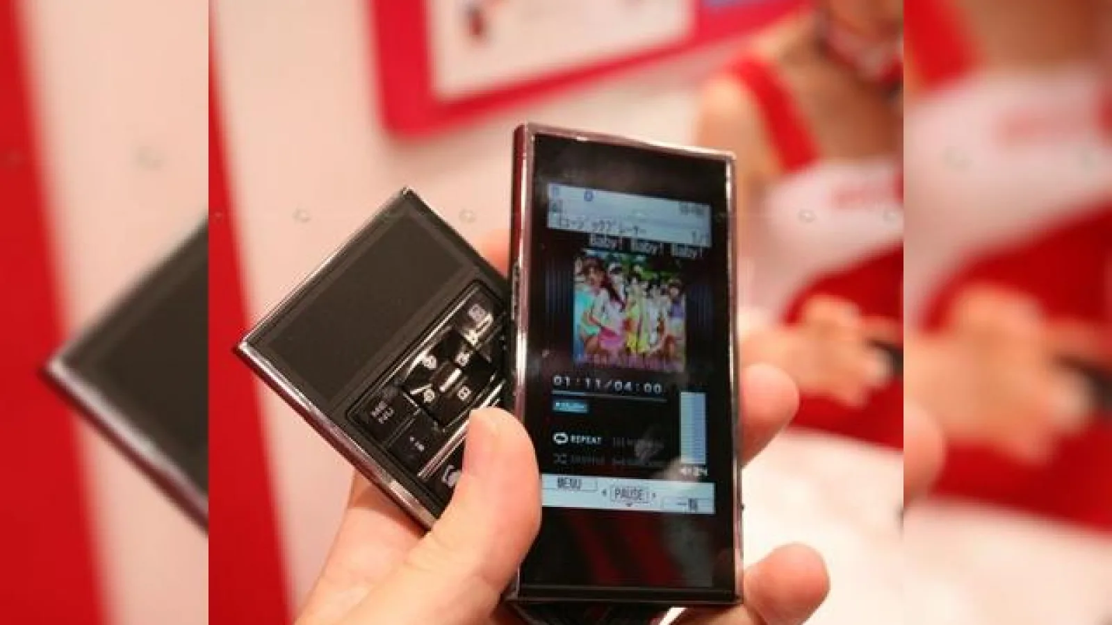 DoCoMo si Fujitsu prezinta telefonul concept care se "sparge" in 2 componente la CEATEC 2008