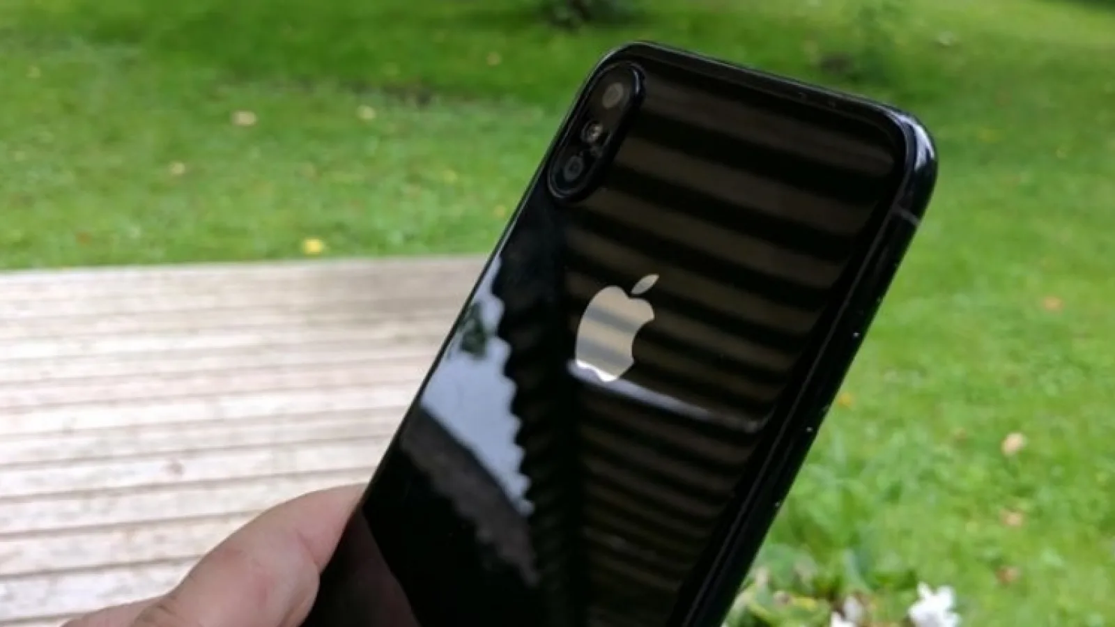 iPhone 8 comparat cu iPhone 7 în fotografii hands on; Prototipul de iPhone aniversar e probat cu o husă specială 