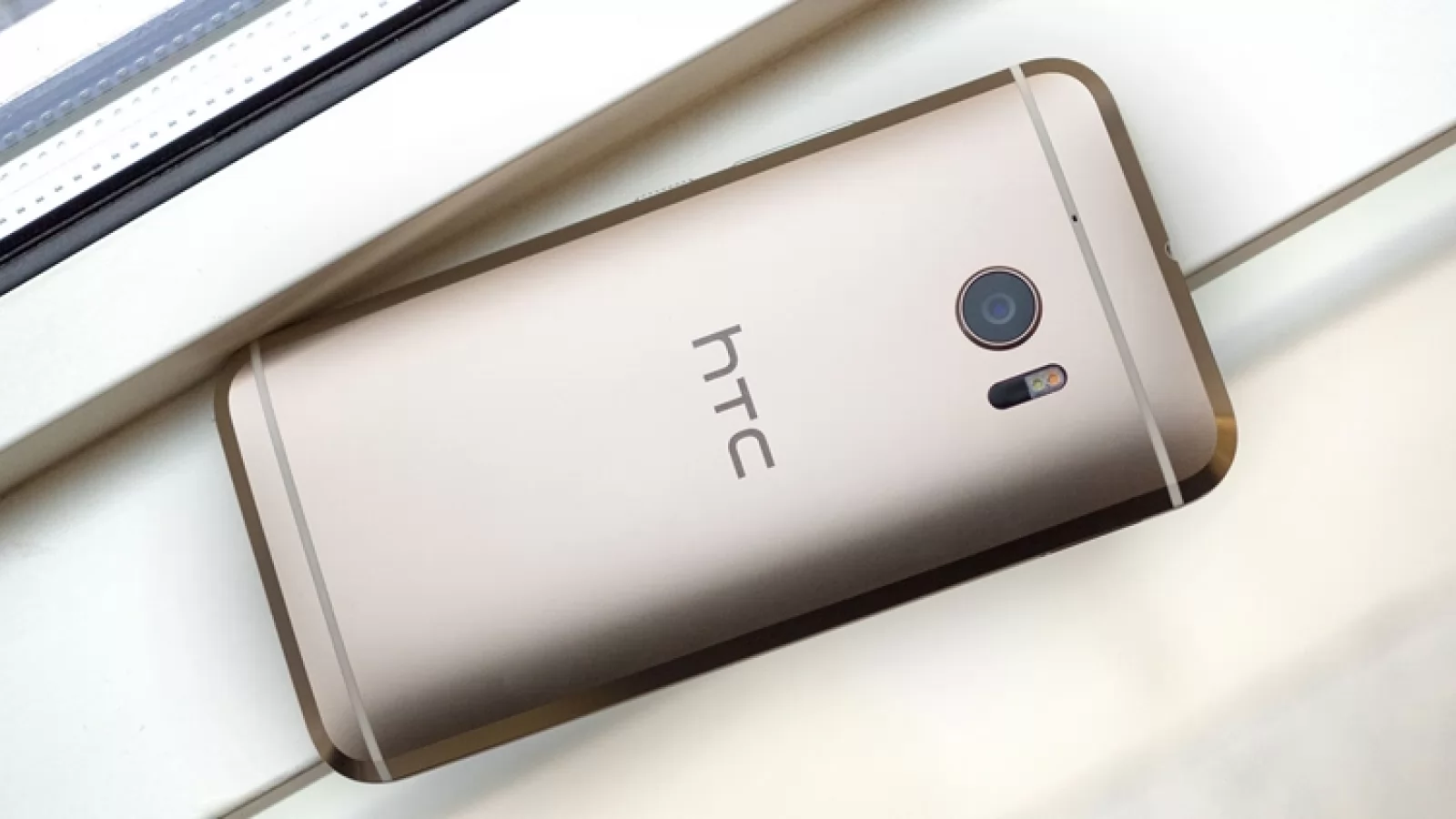Cel mai bun preț de pe plan local pentru HTC 10 este de 1699 lei! Vine în varianta cu 32 GB stocare pe auriu!