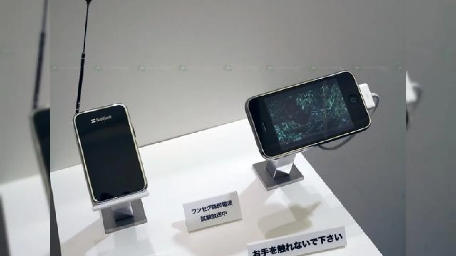 Doteaza-ti iPhone-ul 3G cu un tuner TV si o doua baterie