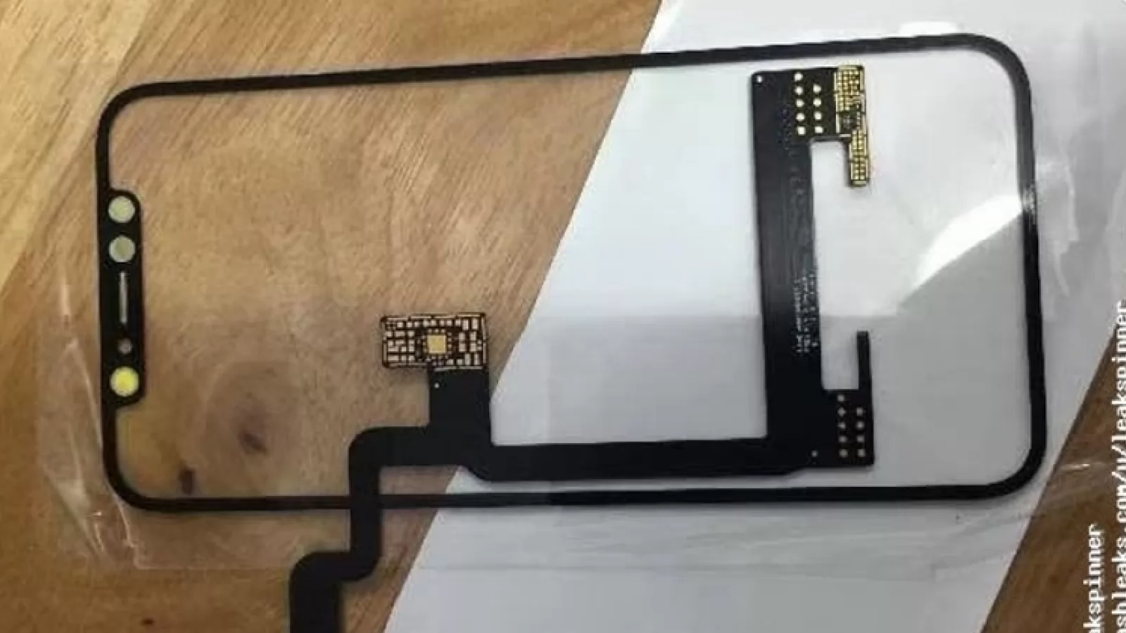 Panoul OLED al lui iPhone 8 şi cablurile aferente ajung pe Internet sub formă de fotografii