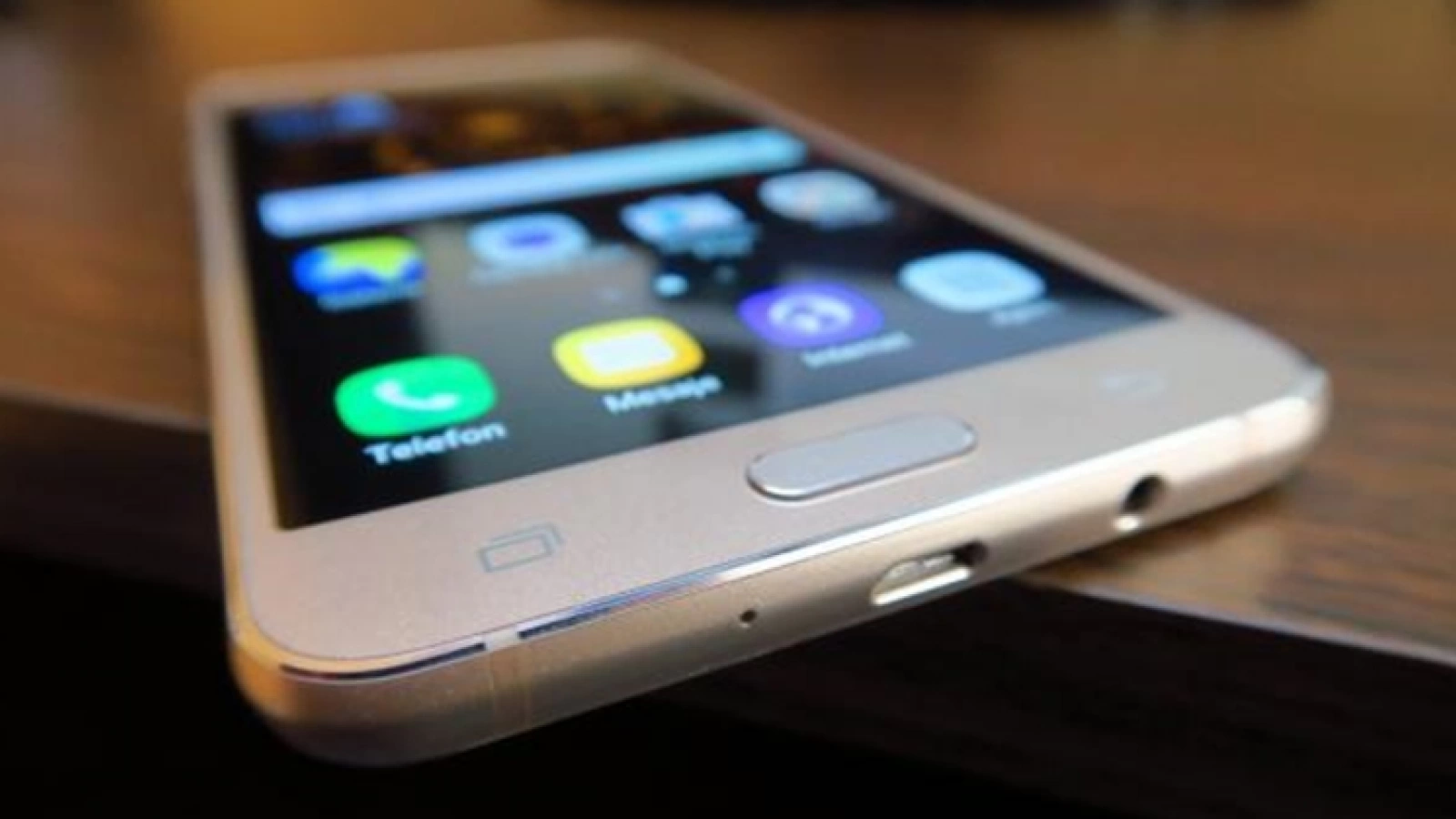 Samsung Galaxy J5 (2016) va începe să primească Android Nougat în curând