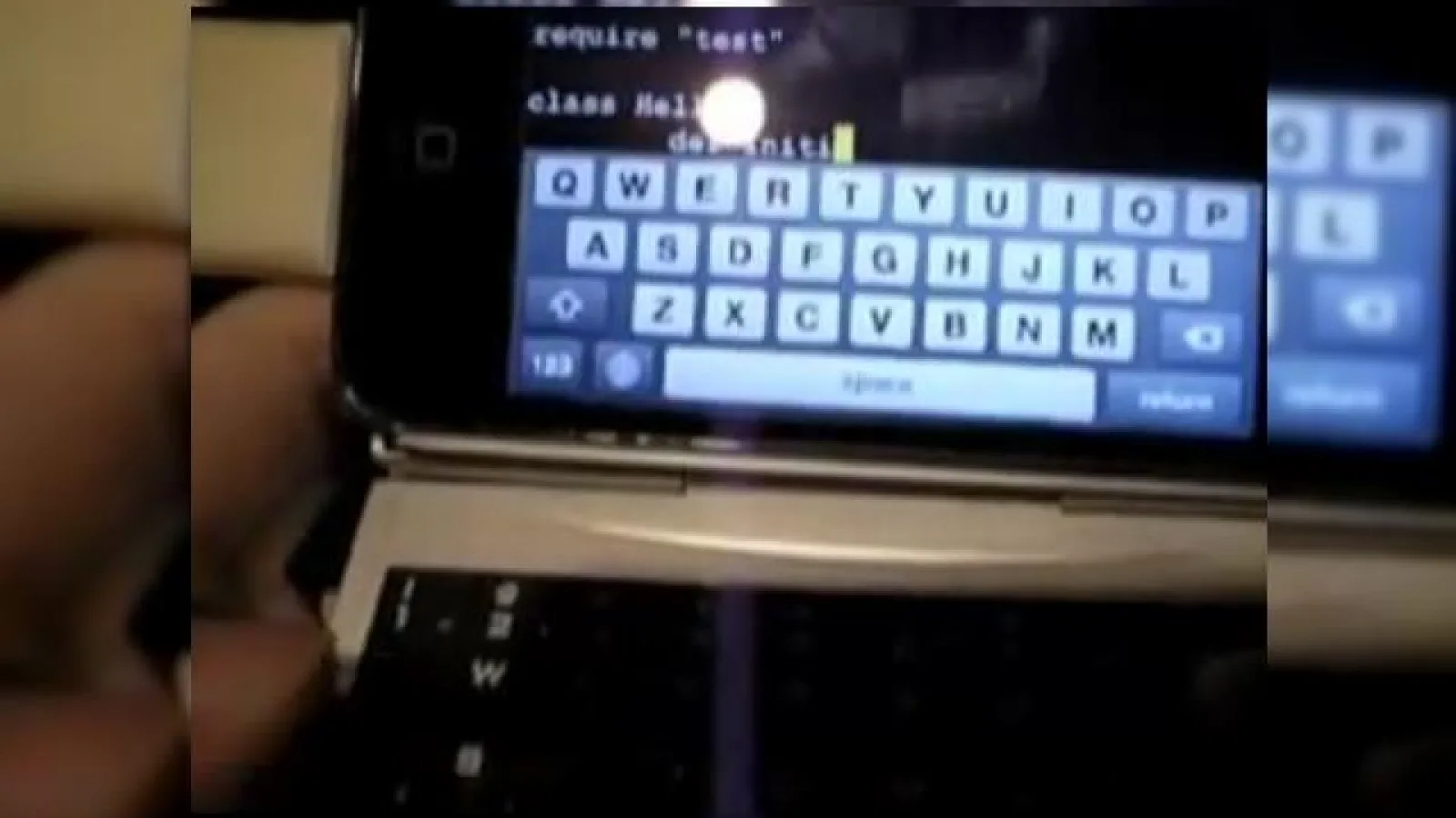 Tastatura fizica a lui iPhone 3G este un accesoriu extern incomod