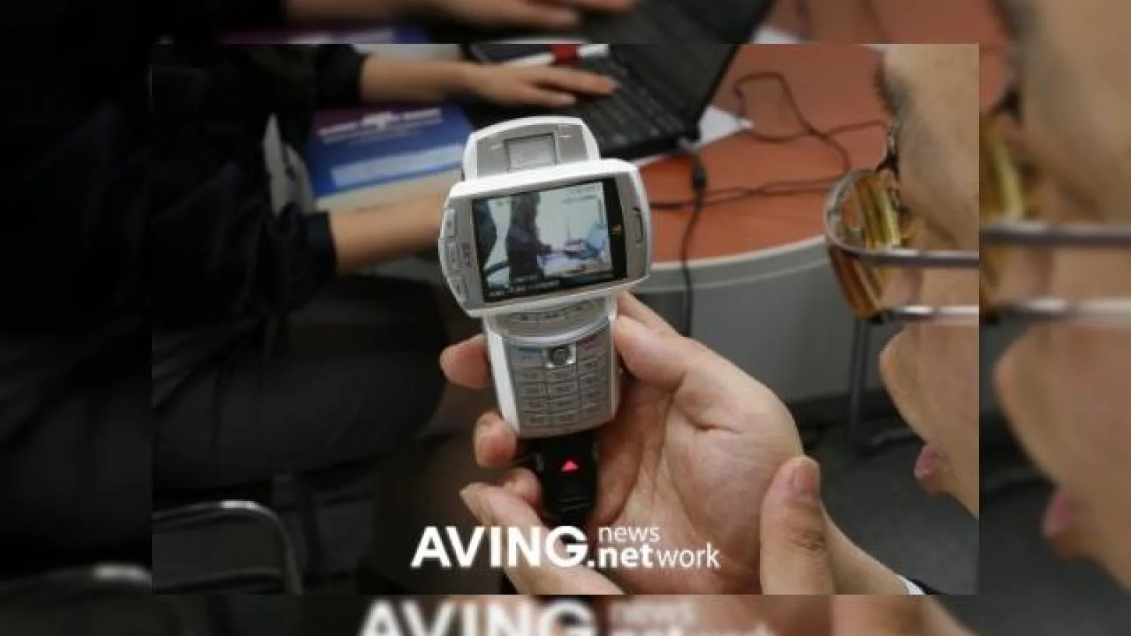 Fa poze cu telefonul mobil doar sufland in microfonul sau
