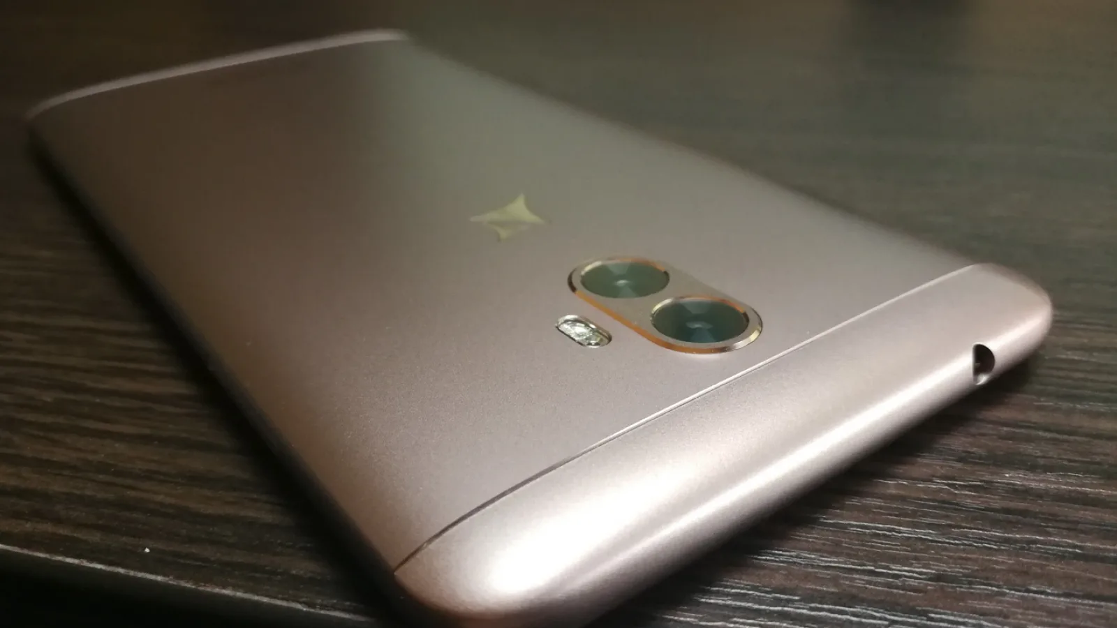 Allview X4 Soul Xtreme: Design masiv, dar solid