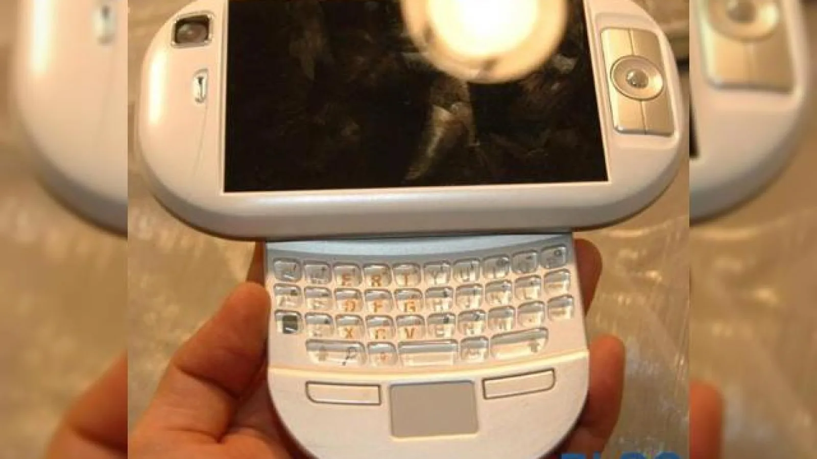 Un misterios telefon mobil cu touchscreen si butoane de mouse face furori online