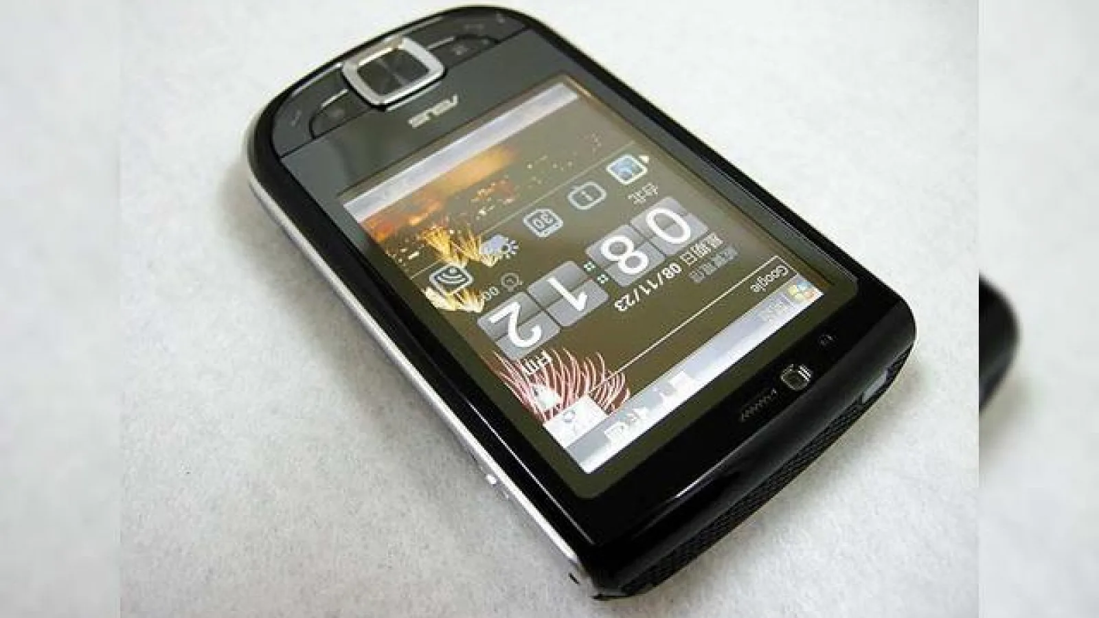 Asus P565 analizat intr-o recenzie, performanta HTC la puterea a doua