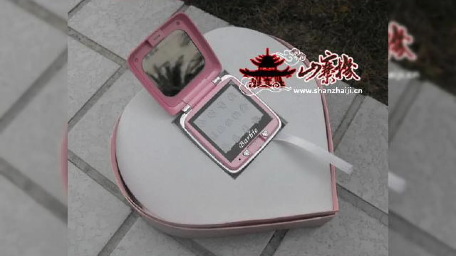 Telefonul chinezesc Barbie nu este doar o clona