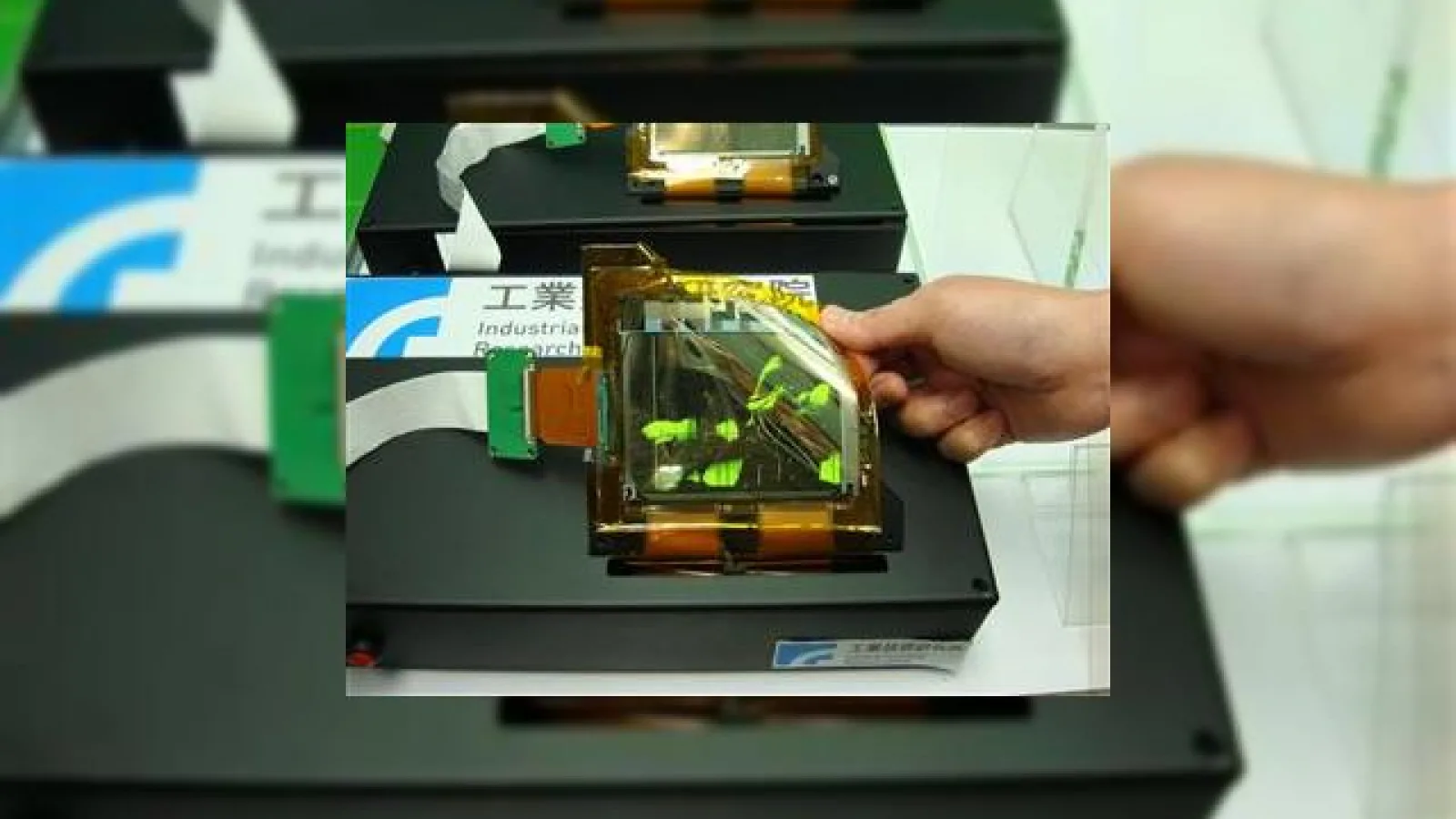Cercetatorii taiwanezi prezinta display-urile OLED flexibile