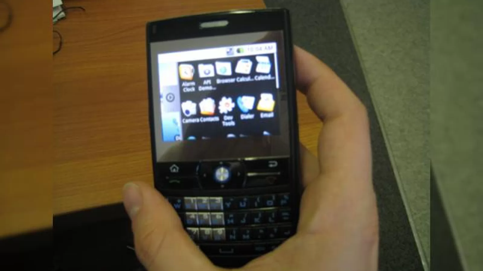 Telefonul Android Kogan Agora Pro fotografiat in actiune