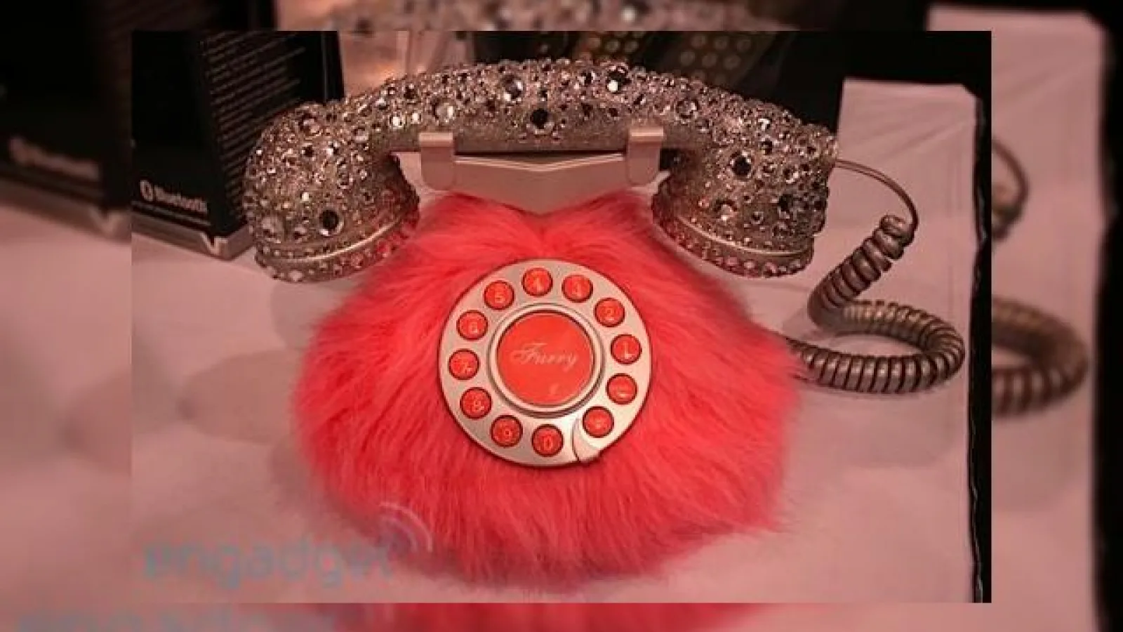 Telefonul cu blanita roz, concept amuzant la CES 2009