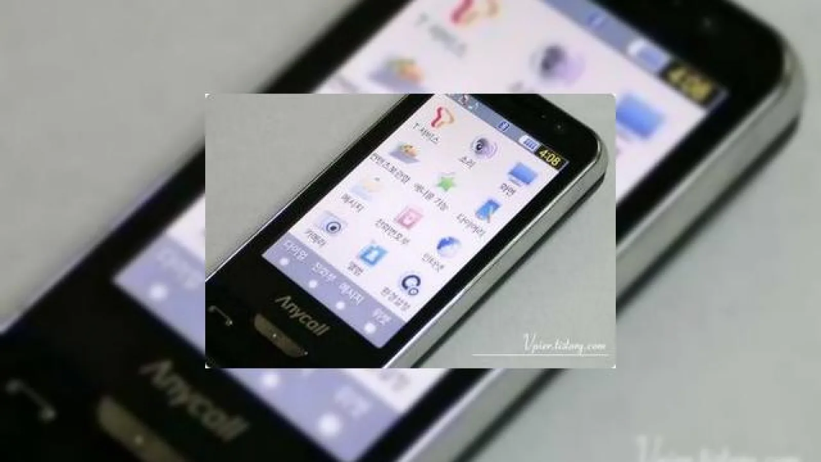 Samsung prezinta un nou telefon cu camera de 8 megapixeli