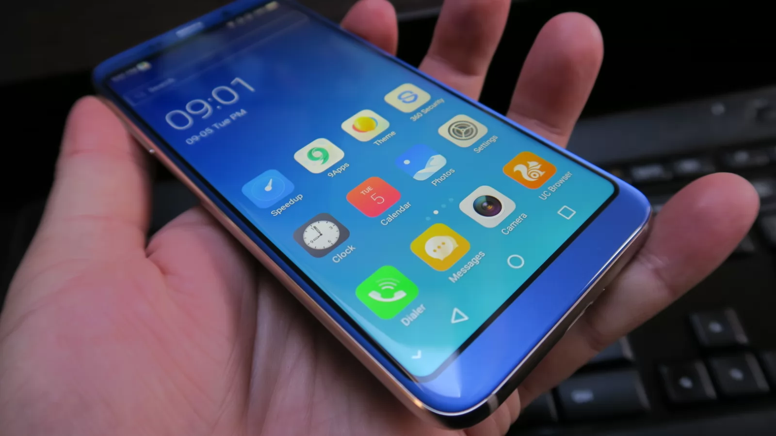 Bluboo S8: Display luminos, produs de Sharp, imersiv
