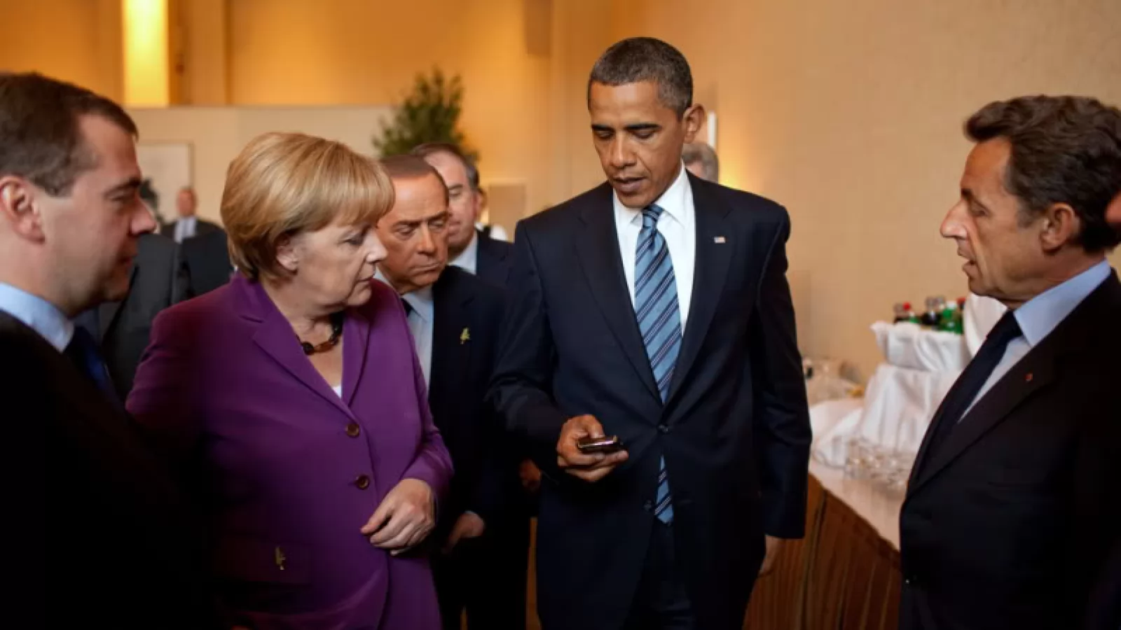 Obama isi poate pastra BlackBerry-ul
