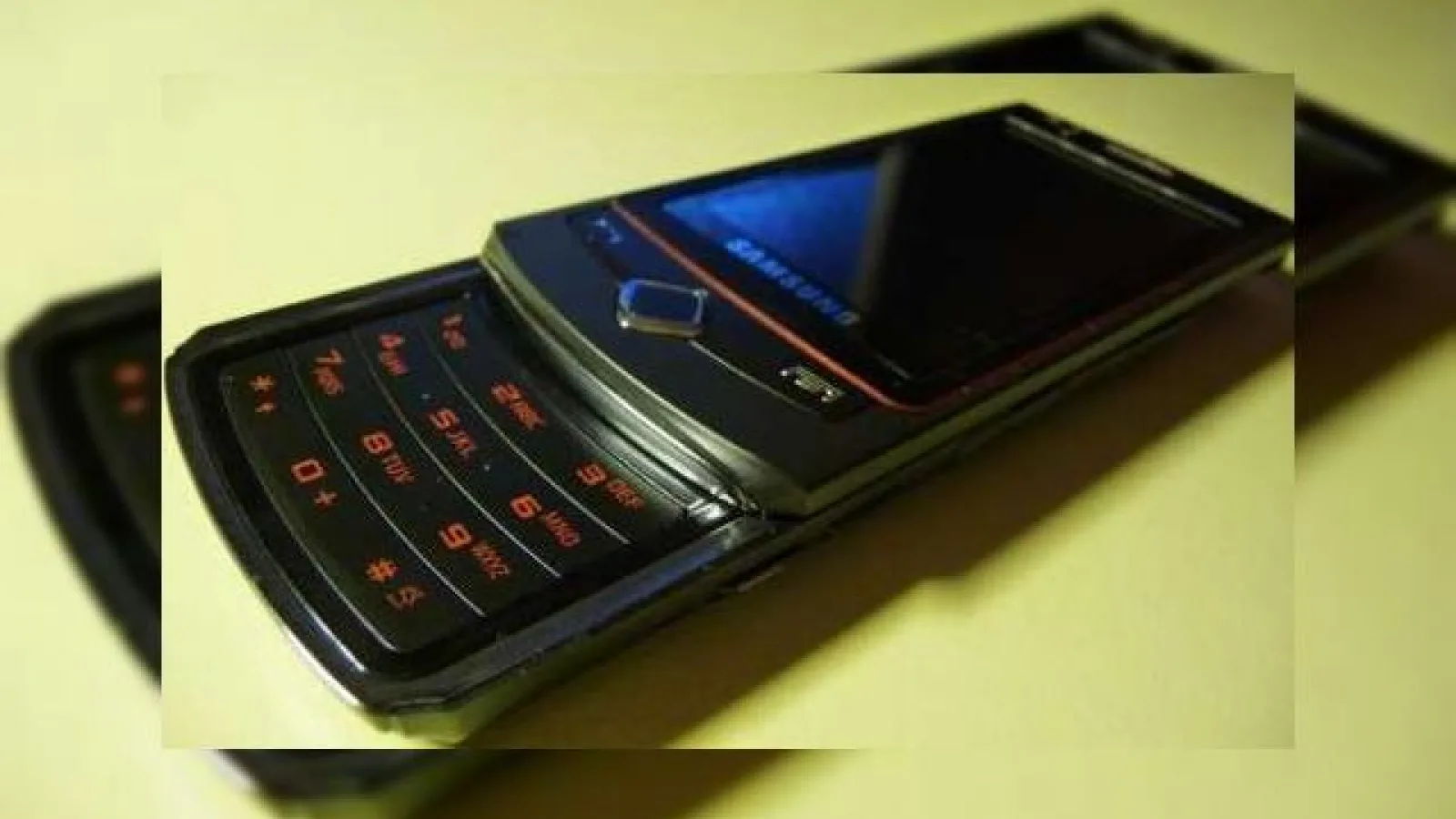 Samsung Loches S8300, inca un telefon cu camera 8 megapixeli
