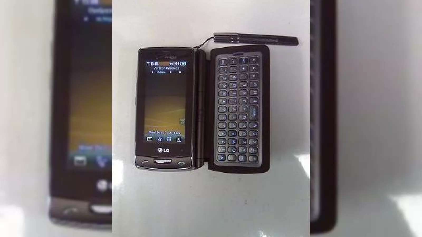 Primele imagini cu LG VX9600 Versa, telefonul cu tastatura detasabila