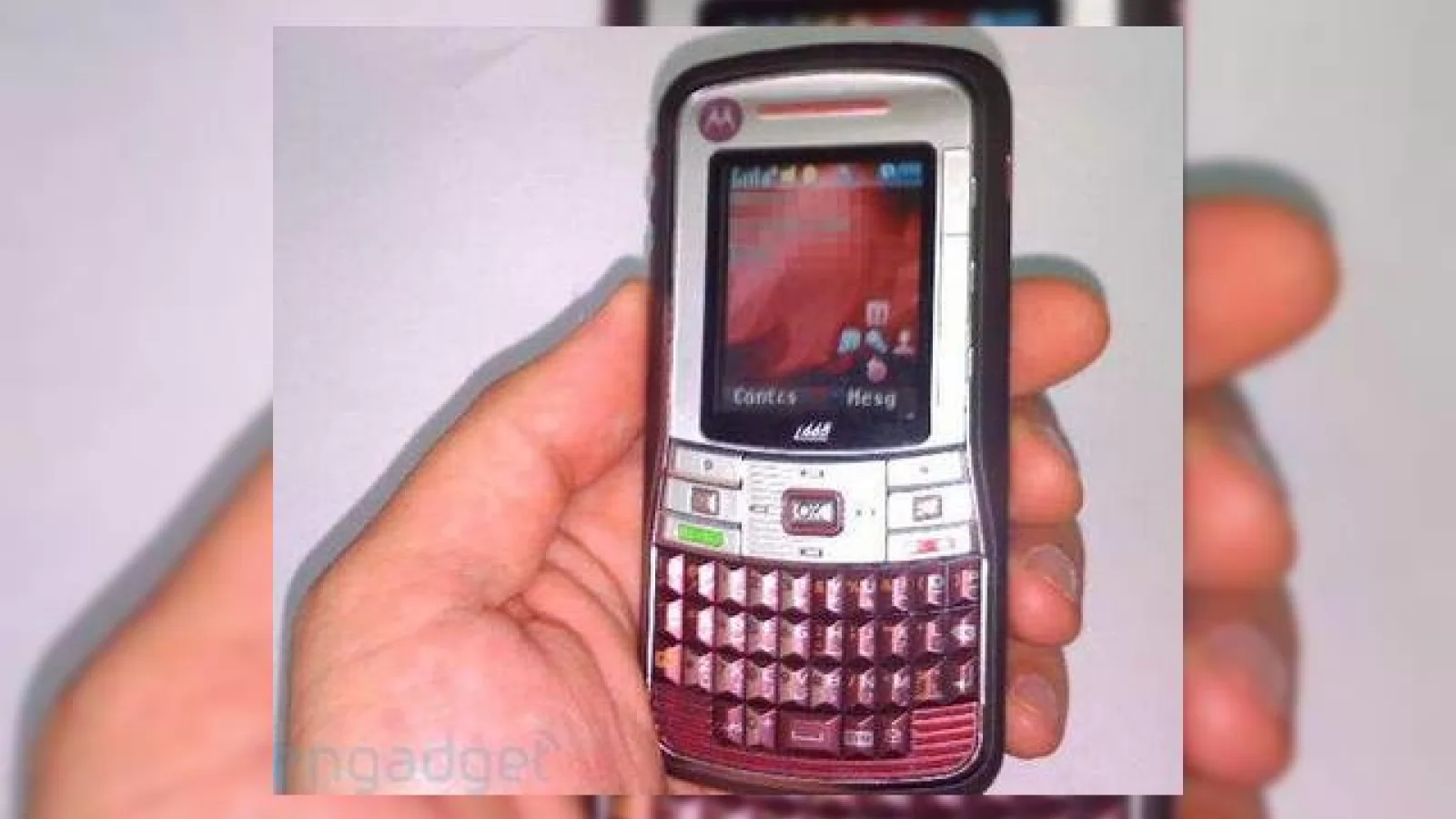Motorola i465 este primul handset Moto iDEN cu tastatura QWERTY