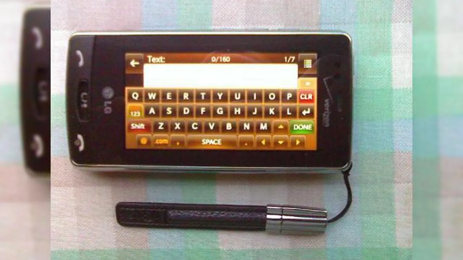 O noua imagine spion cu LG VX9600 Versa isi face aparitia, terminalul modular cu tastatura touch