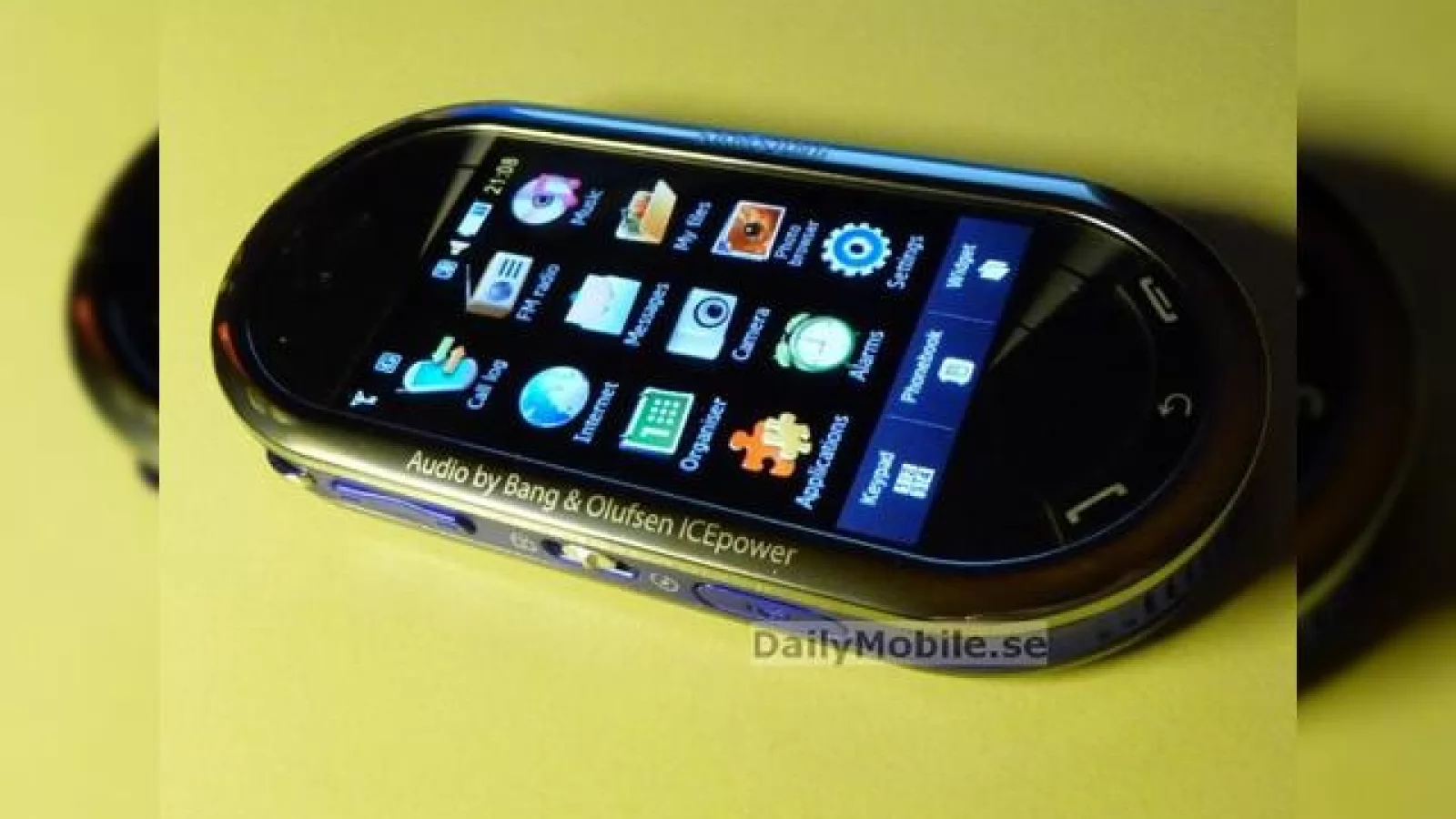 Inca un telefon nou Samsung: M7600, "zeul audio"