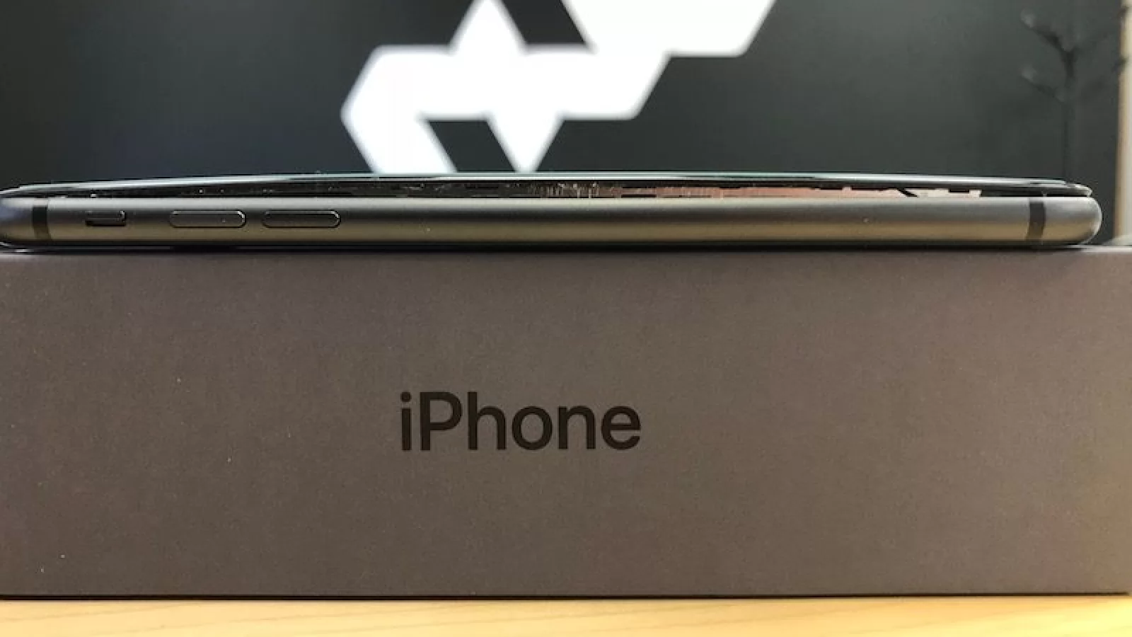 Creşte numărul de unităţi iPhone 8 cu ecran sărit; Problemele continuă