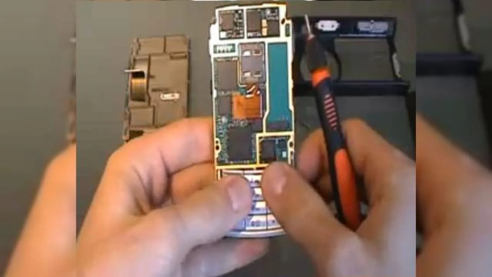 Cum sa dezmembrezi un Nokia N95 (tutorial video)