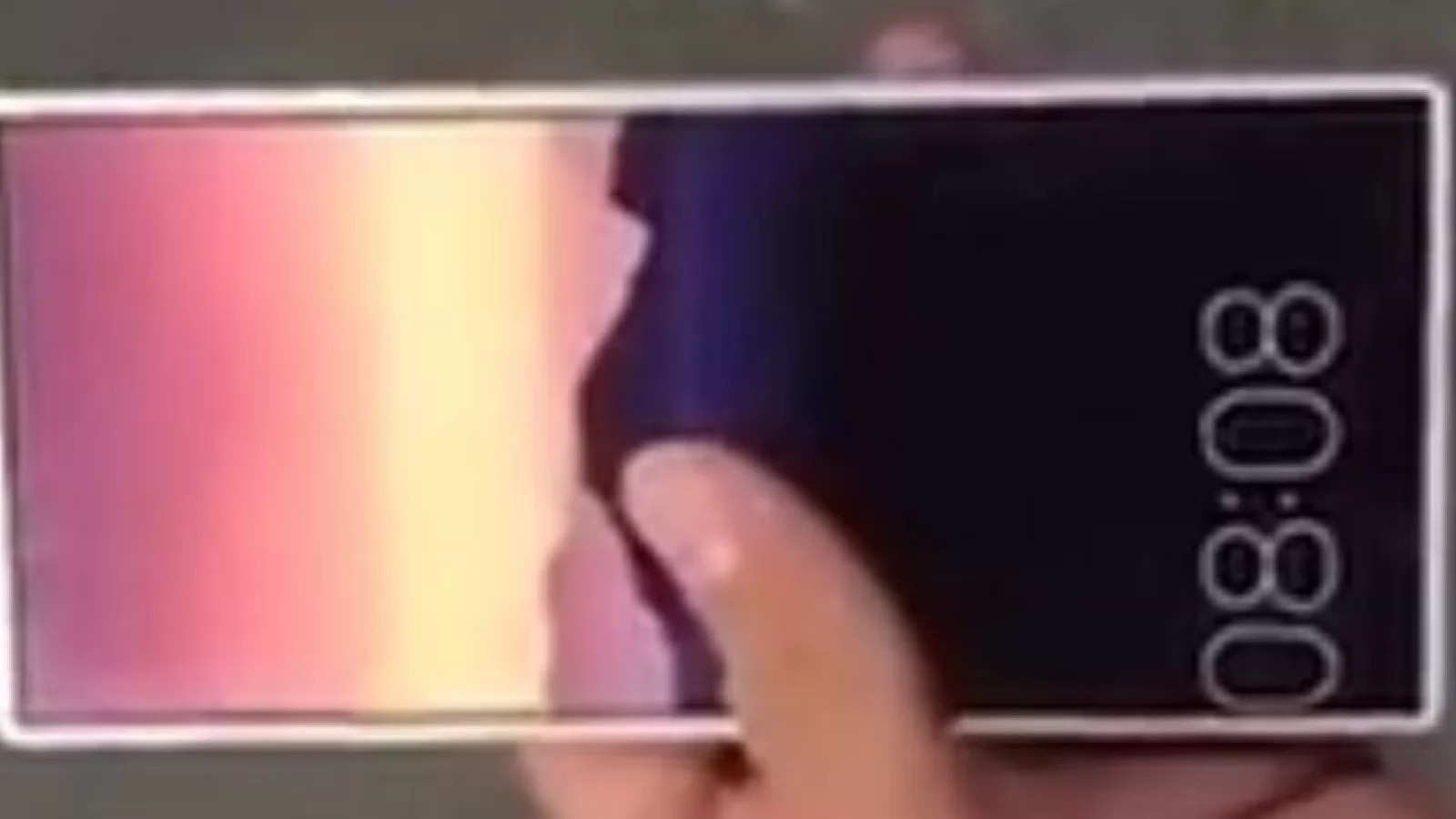 Aşa arată un telefon cu adevărat edge to edge şi cu format atipic totuşi, glisant