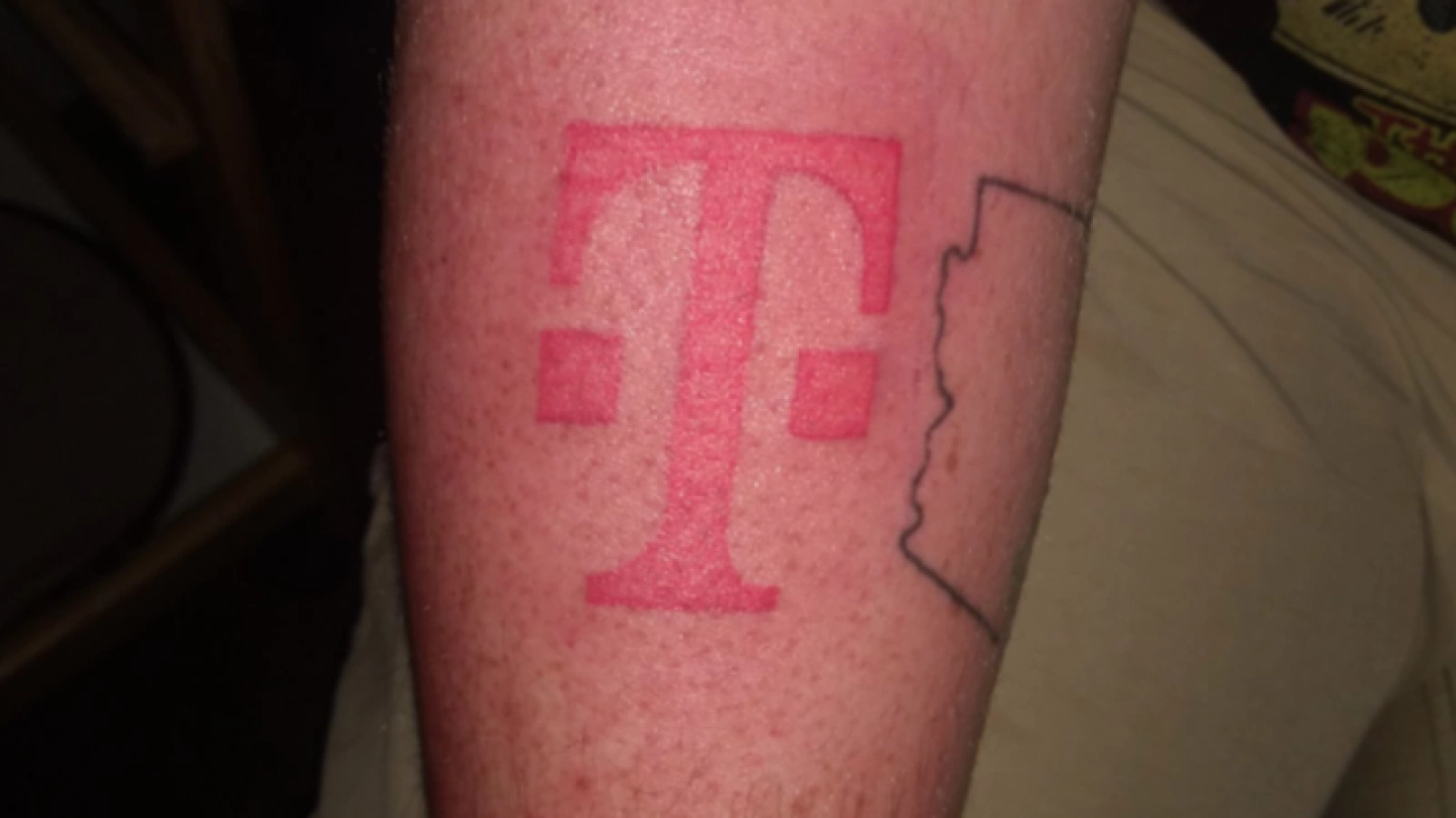 Cum să obţii un iPhone 8 moka: îţi faci tatuaj cu T-Mobile