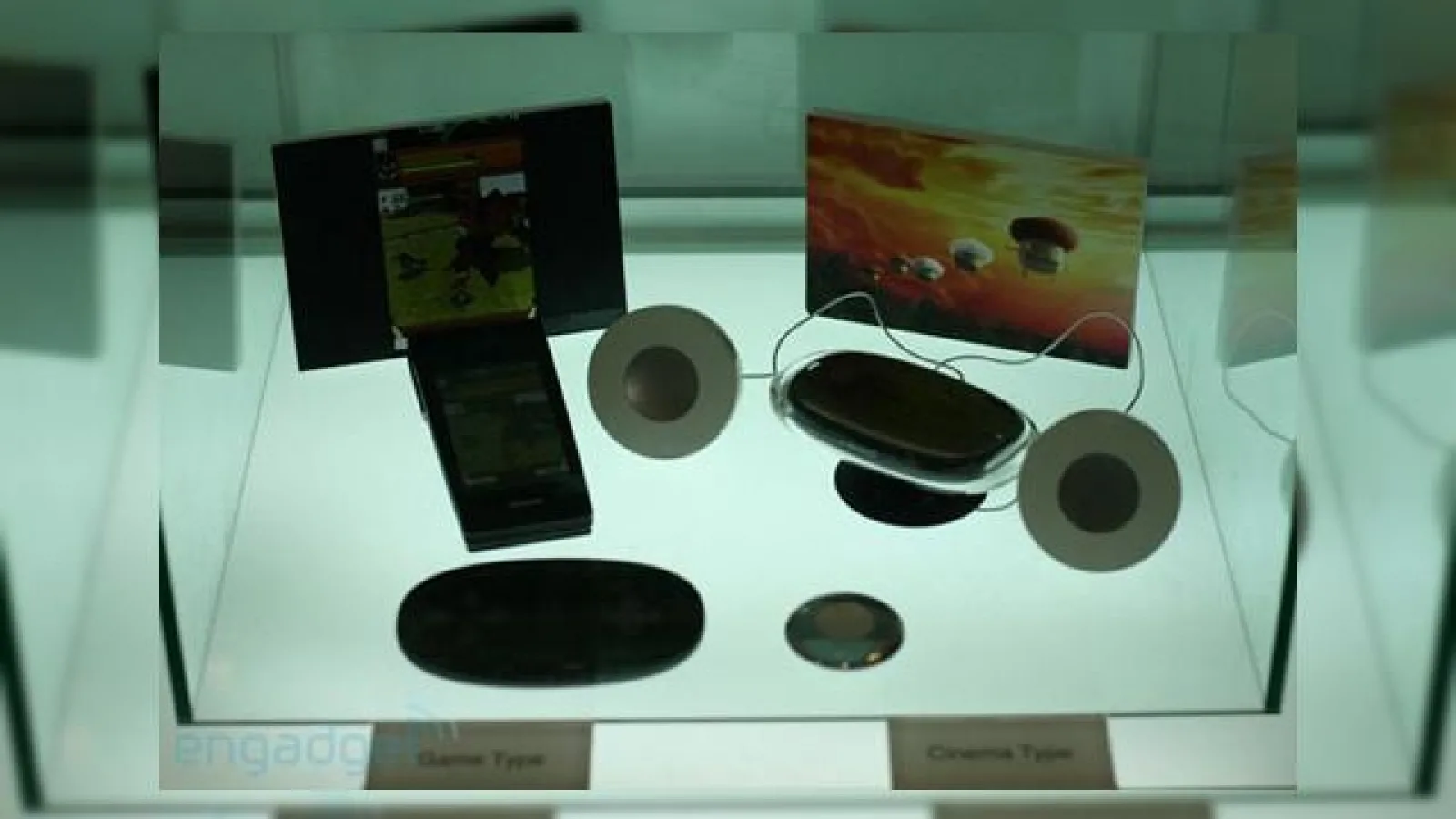 NTT DoCoMo si Sharp prezinta un telefon cu proiector la MWC 2009