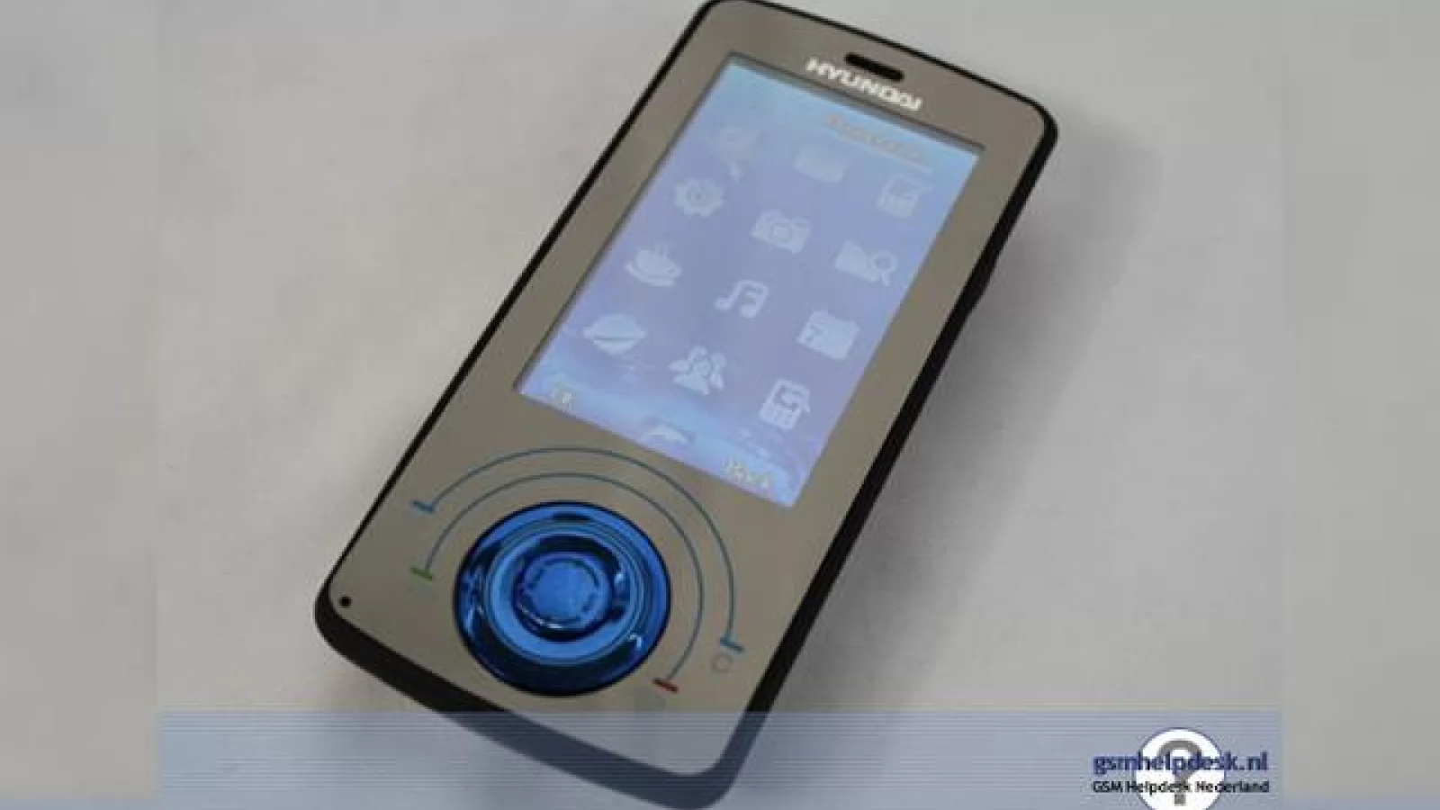 Hyundai MB-490i, telefonul "delfin" cu specificatii mid-end