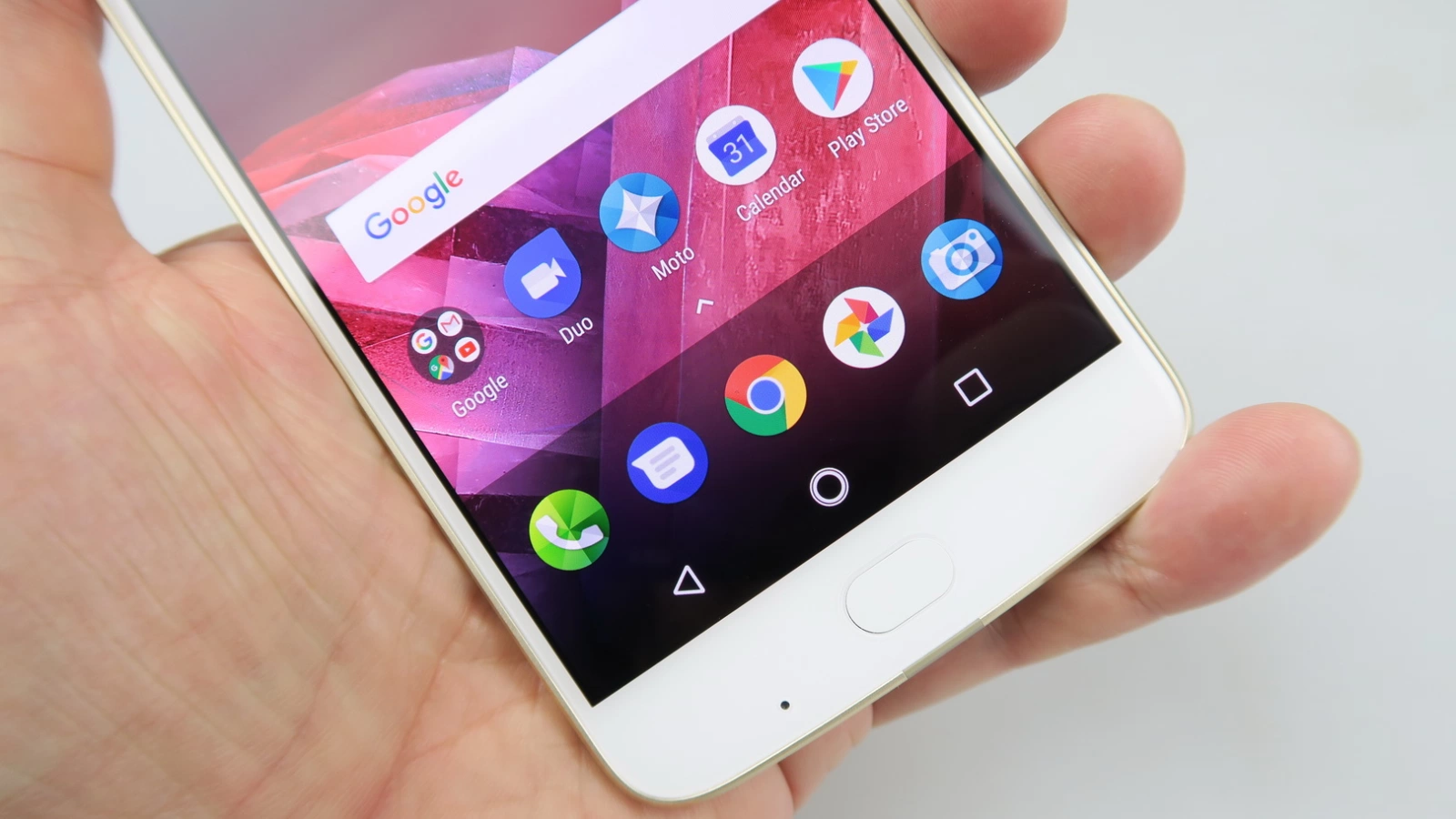 Motorola Moto Z2 Play: Display Super AMOLED Super luminos