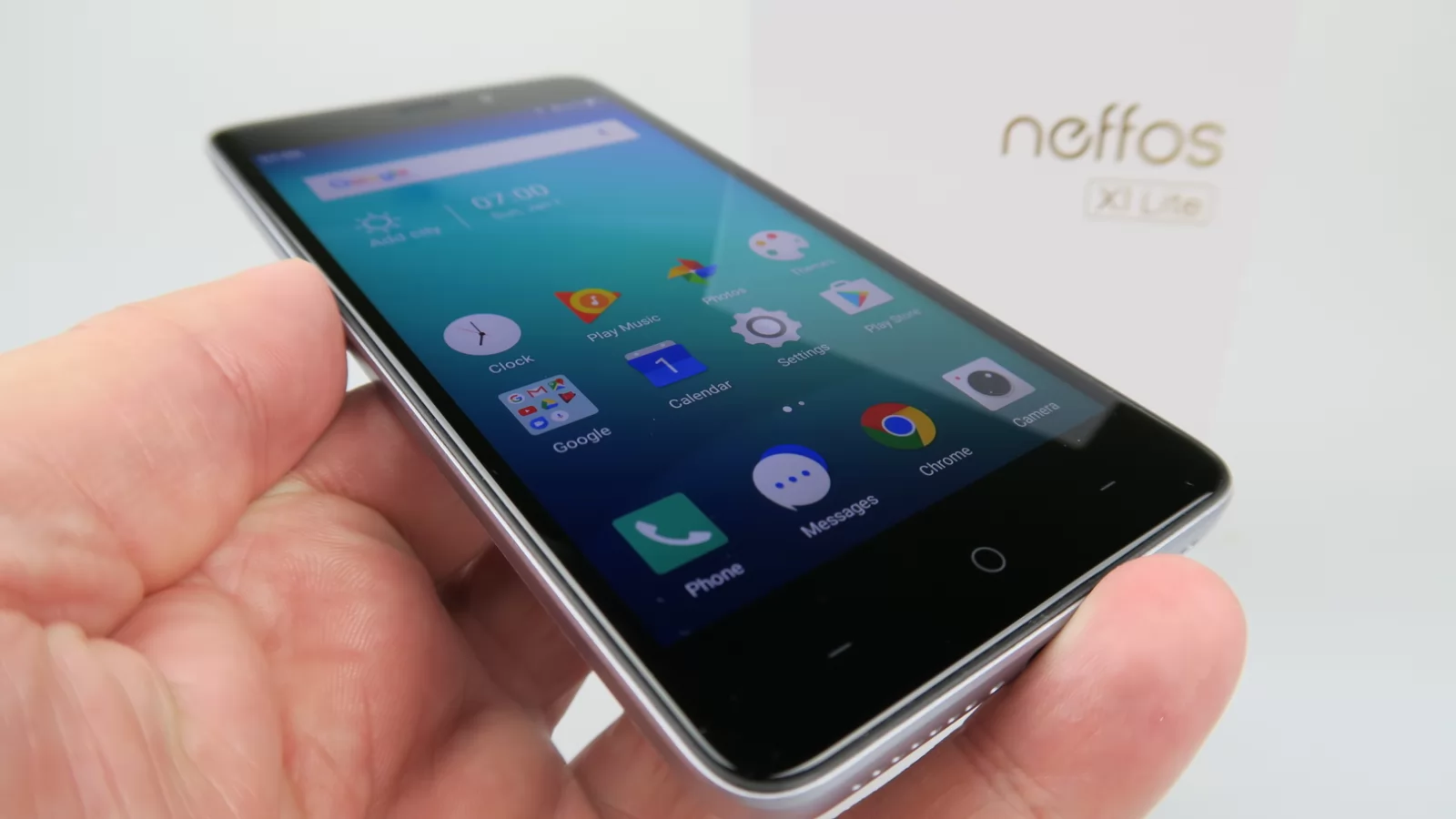 TP-Link Neffos X1 Lite Unboxing: telefon compact, cu spate uşor curbat, mic şi uşor (Video)