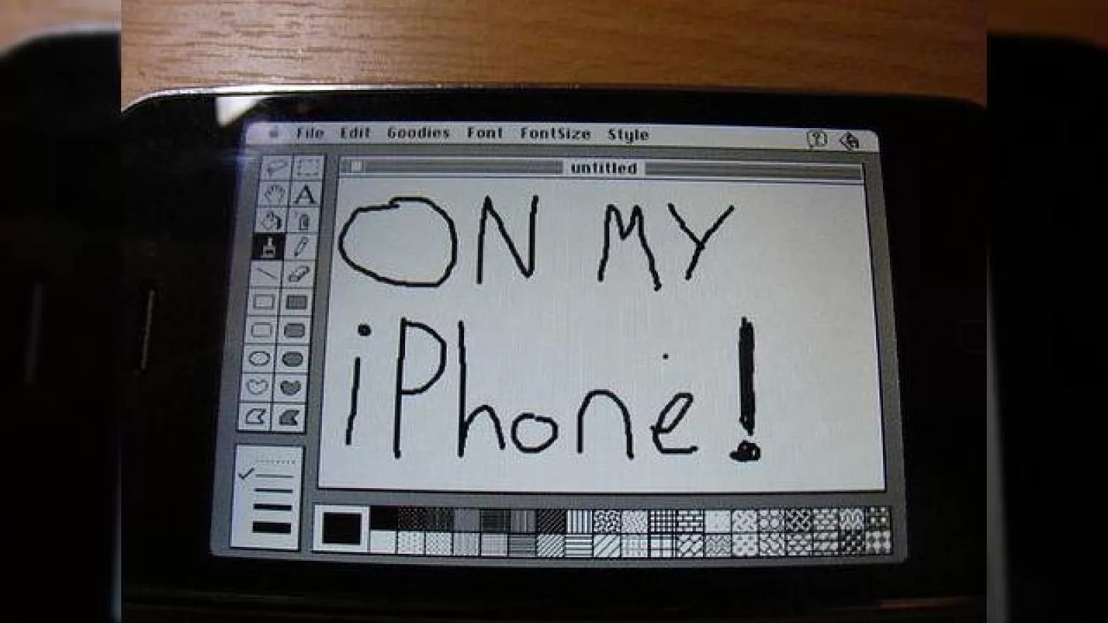 iPhone ruleaza Mac System 7, face in ciuda lui Nokia N95, care rula Windows 3.1