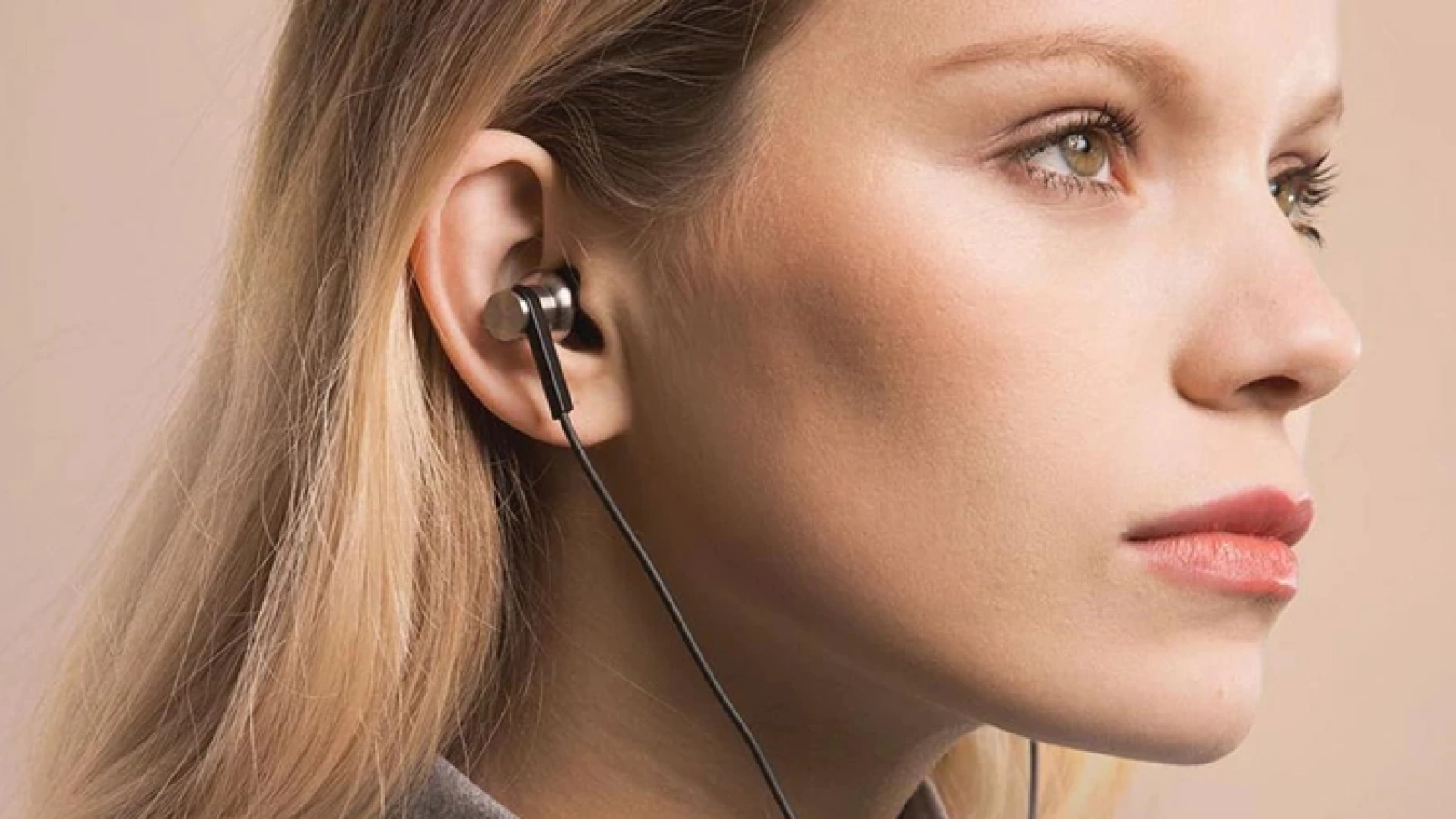 Xiaomi Mi IV este o pereche de căști in-ear cu difuzoare duale ce se vinde pentru doar 11.99 dolari